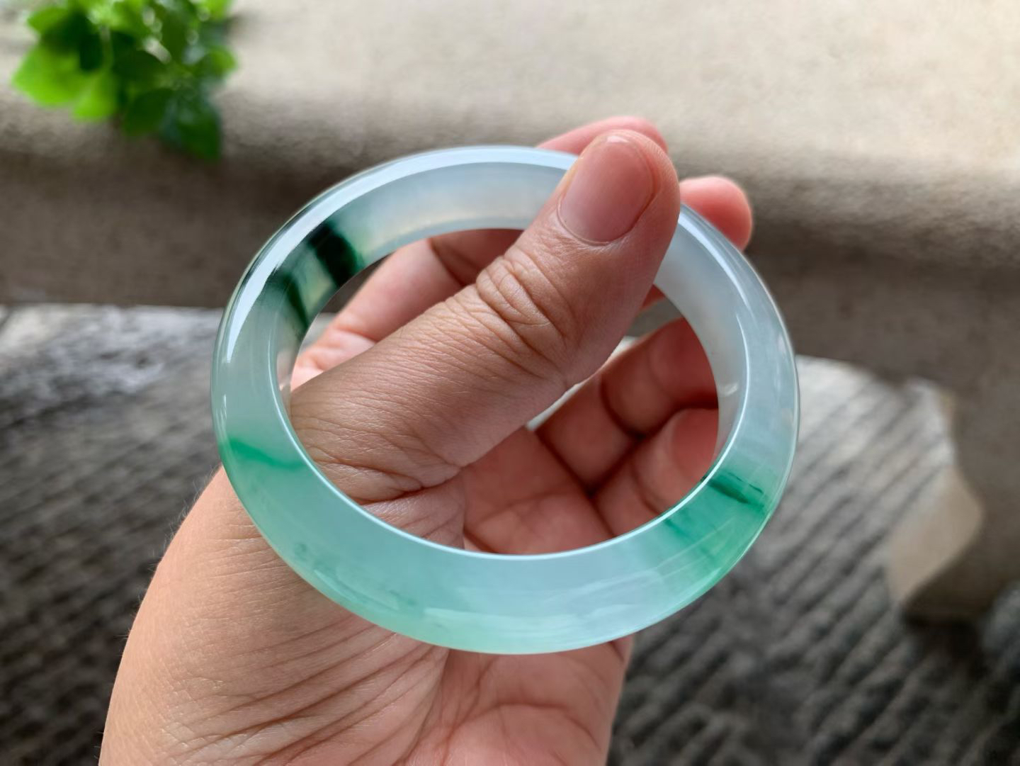 飘阳绿正圈手镯尺寸55.5*12.5*8.5 老种，通体冰透，水头充盈，果冻感十足，翠色鲜阳，灵气清雅！