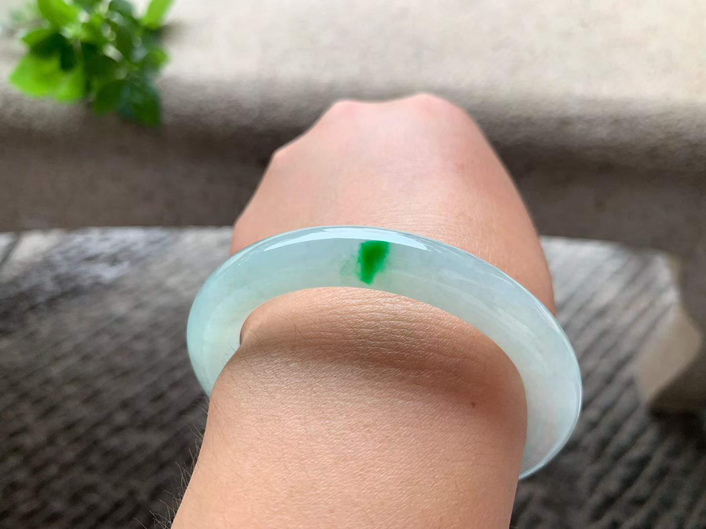 飘正阳圆条手镯尺寸55*9.5*10 整圈微淡底色，水润光泽，一抹翠色正阳鲜辣，青翠耀眼！