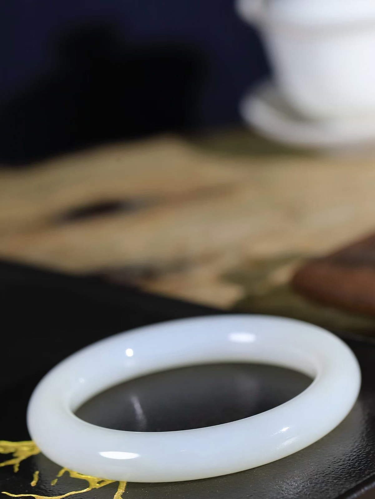 【玉佳人·手镯】

精品️和田玉白玉圆条圆条手镯 ，玉质细腻油润，做工细致精美，端庄素雅，亭亭玉立