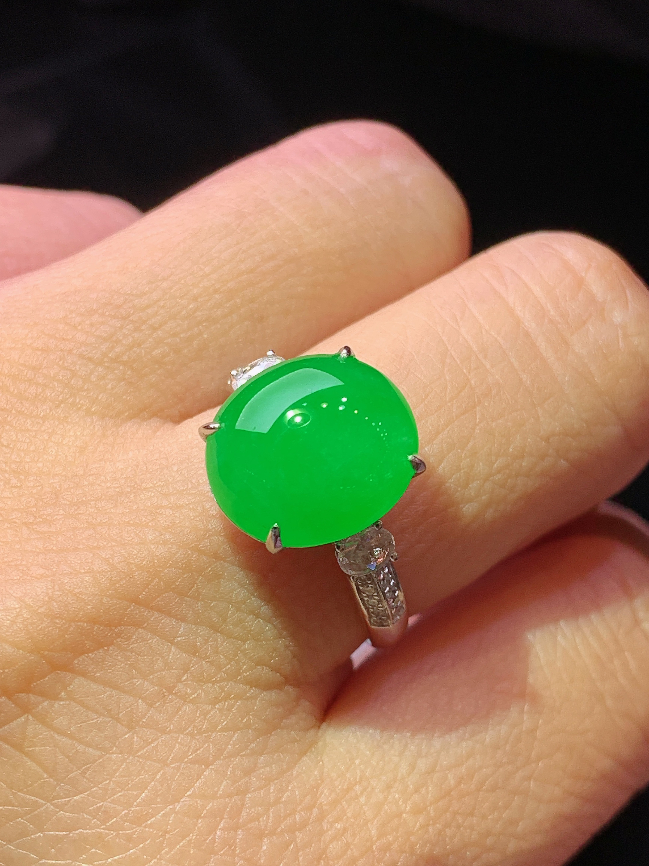 18k金钻镶嵌冰阳绿蛋面戒指 玉质细腻 色泽艳丽清新 水润亮眼 圈口14 裸石尺寸12.5*11.2*5.8f1