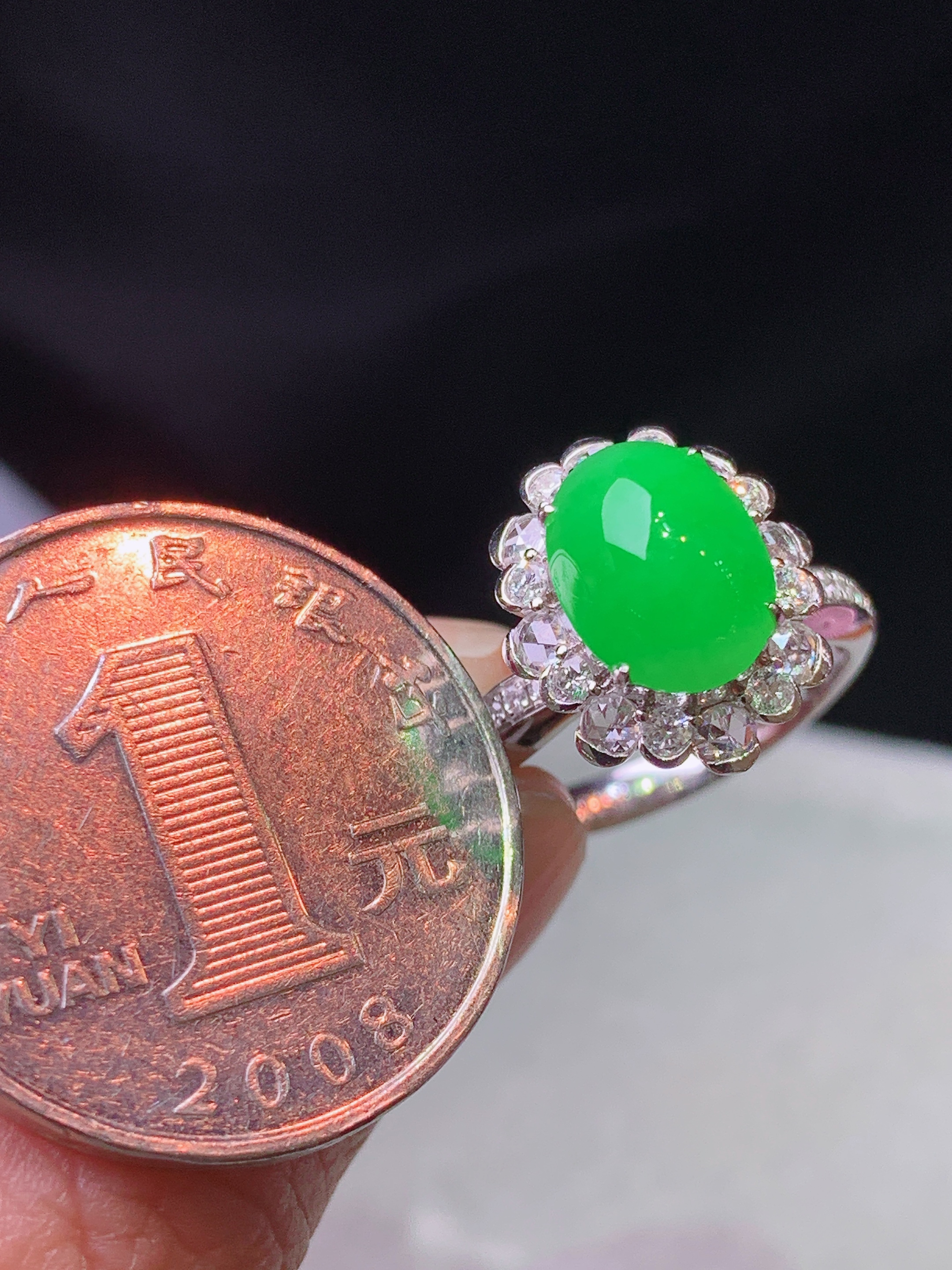 18k金钻镶嵌冰阳绿蛋面戒指 玉质细腻 色泽艳丽清新 水润亮眼 圈口14 整体尺寸14.5*12.2*11b7