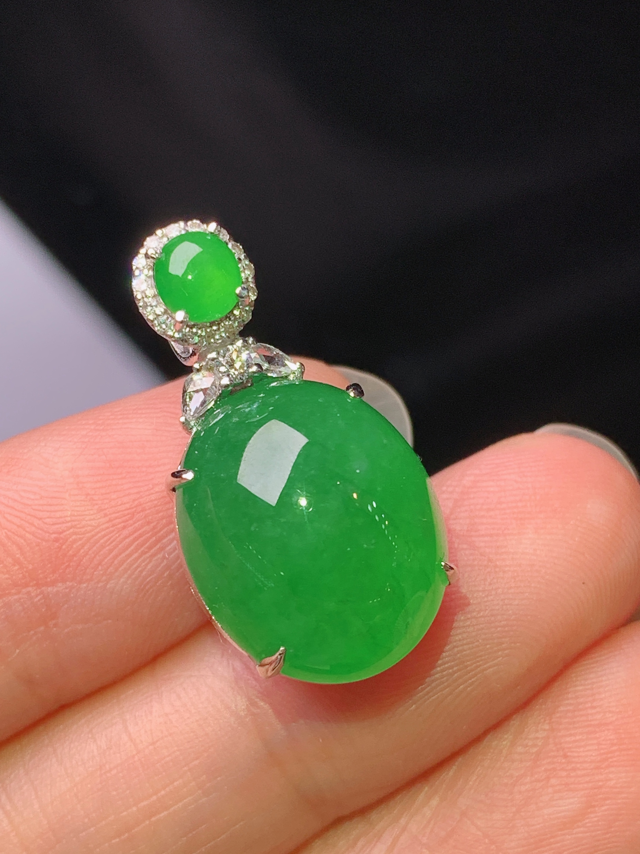 18k金钻镶嵌满绿蛋面吊坠 玉质细腻 色泽艳丽清新 水润亮眼 整体尺寸24.8*13*13f1