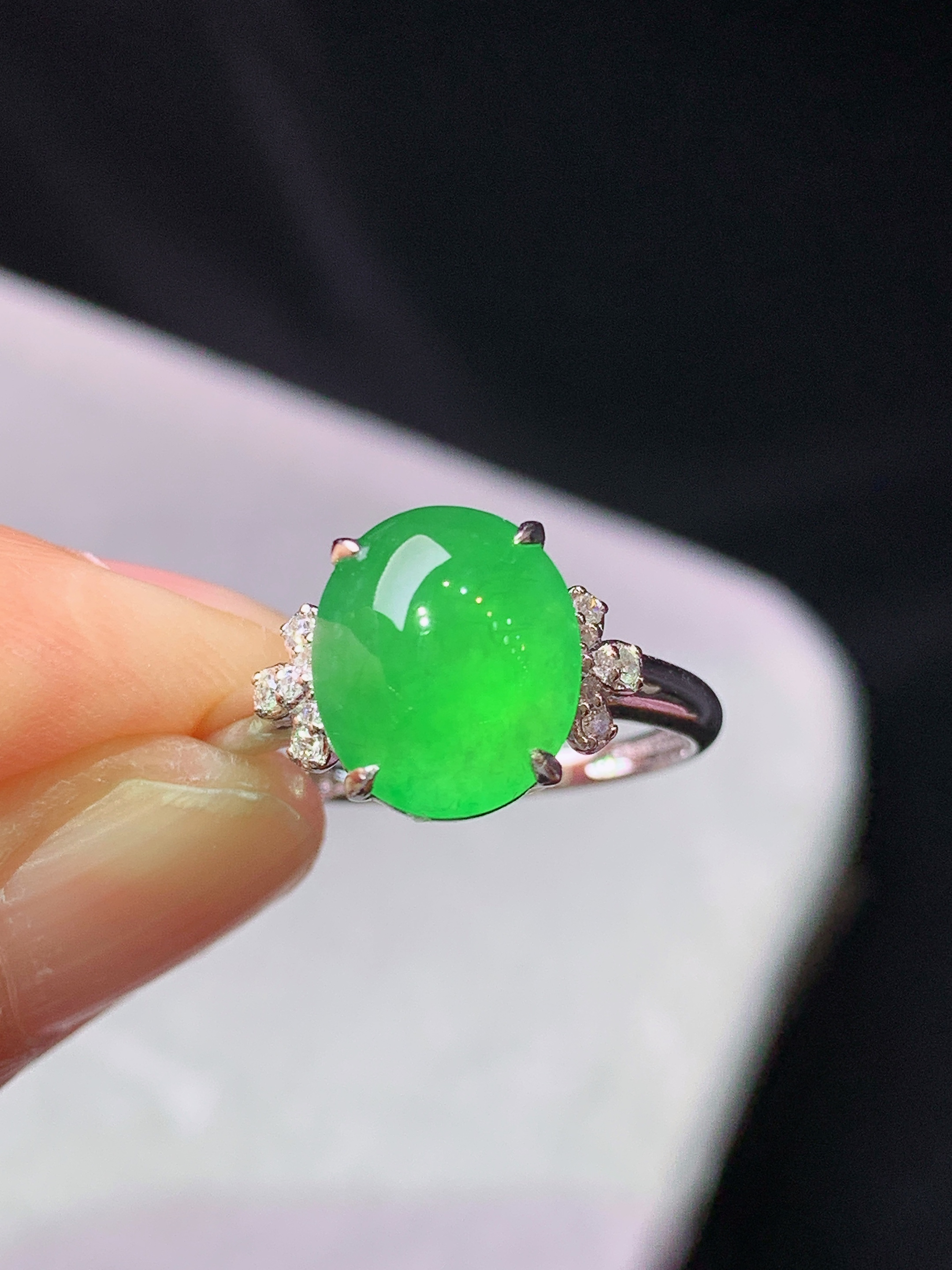 18k金钻镶嵌冰阳绿蛋面戒指 玉质细腻 色泽艳丽清新 水润亮眼 圈口14 裸石尺寸10.2*8.65