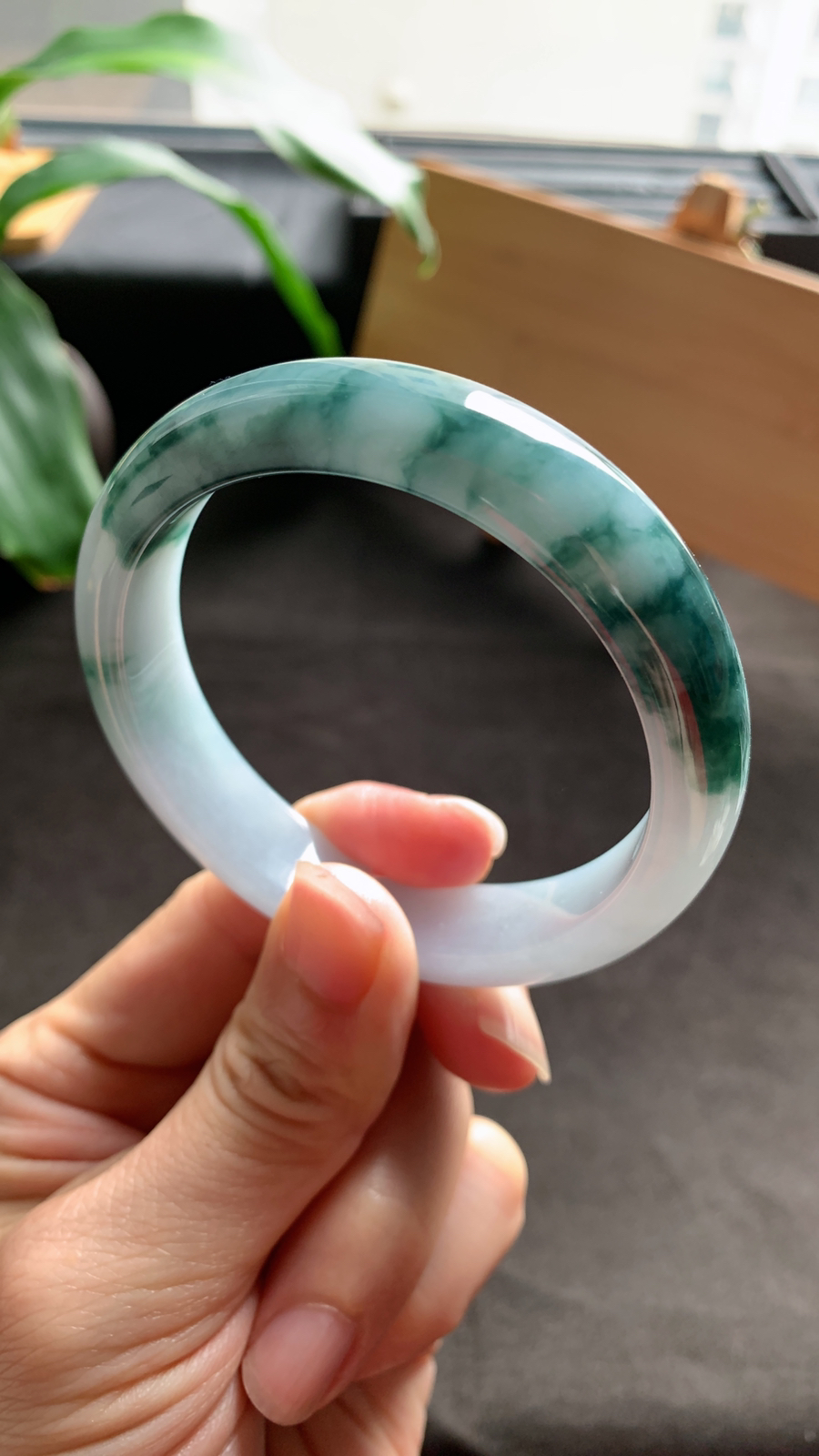 56圈口 天然A货翡翠飘花手镯 花色灵动 半山水