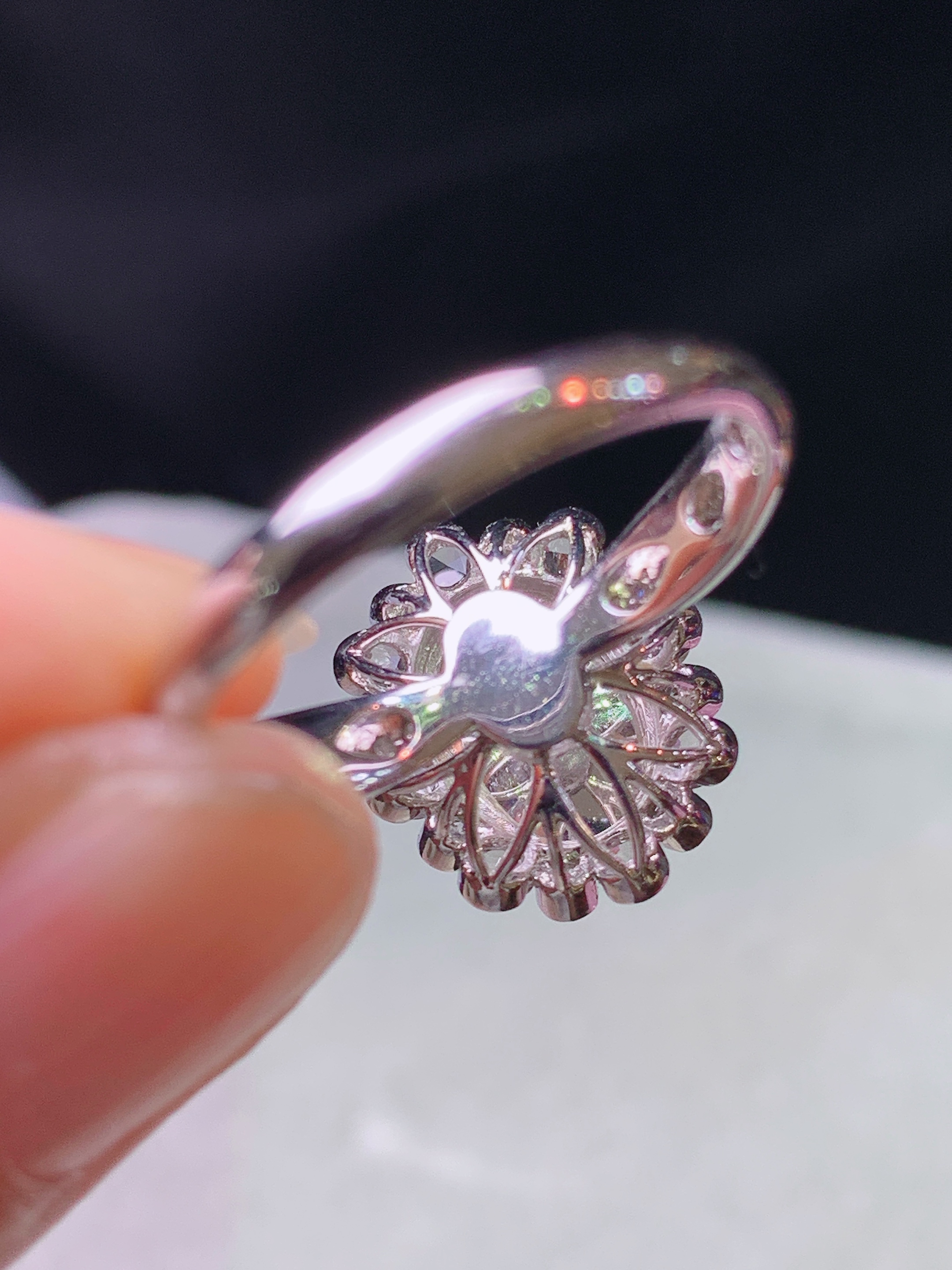 18k金钻镶嵌冰阳绿蛋面戒指 玉质细腻 色泽艳丽清新 水润亮眼 圈口14 整体尺寸14.5*12.2*11b7