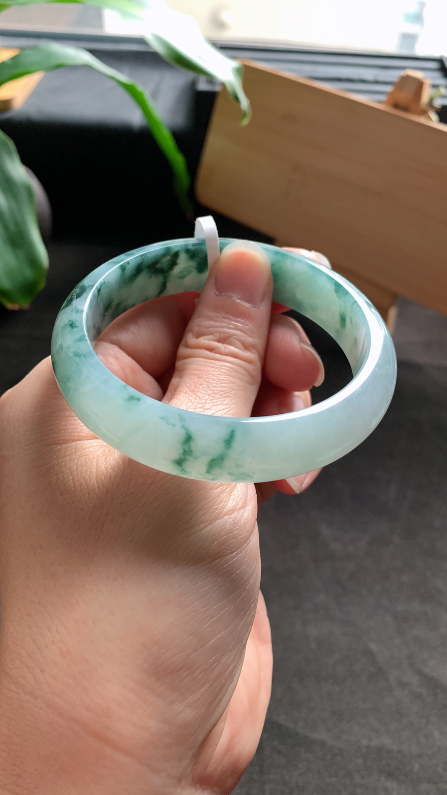 58圈口 天然A货翡翠飘花手镯 版型宽厚