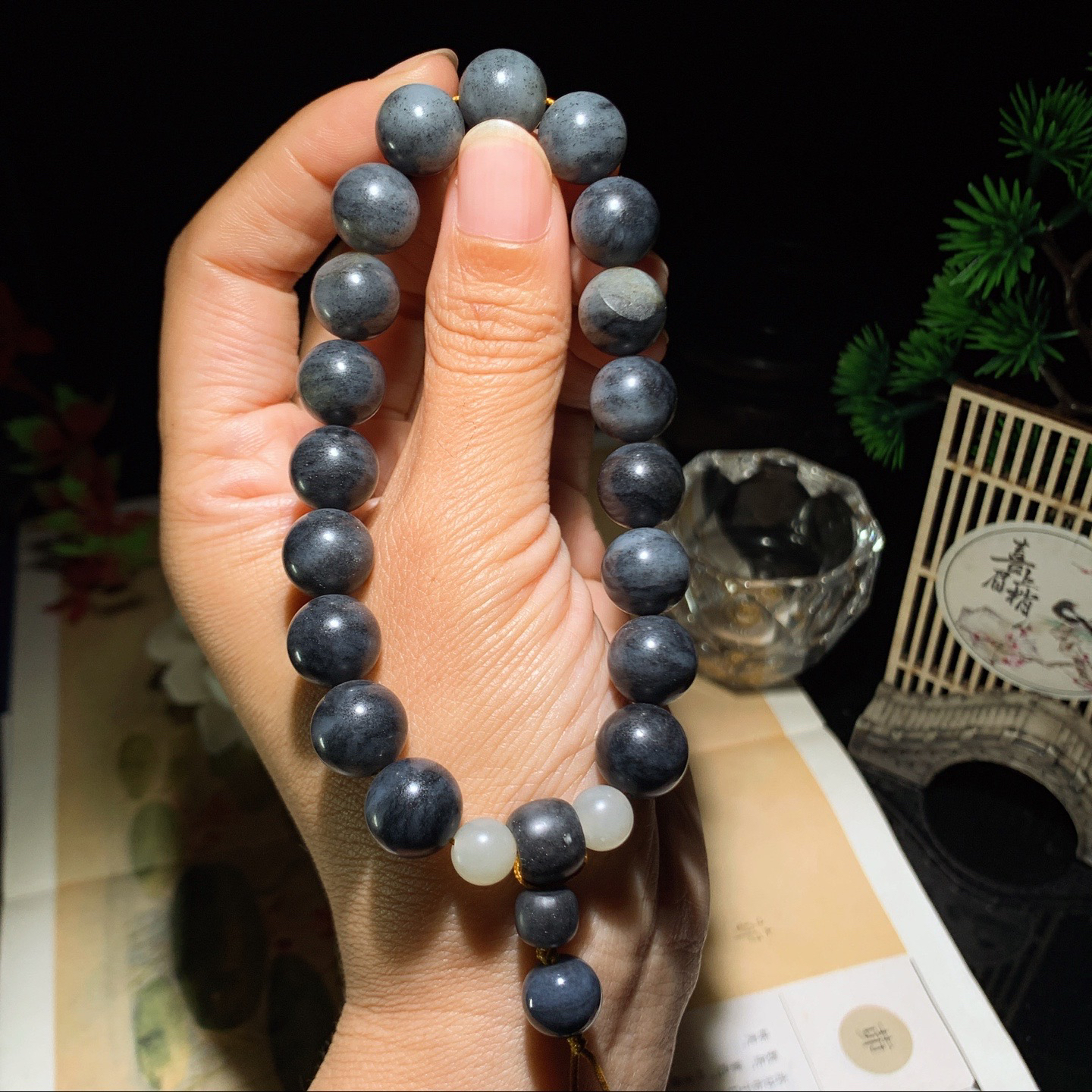 新疆和田玉籽料青花手持 单颗尺寸12重56.5克。玉质细腻油润。手推出油。佩戴高端典雅。lt260424