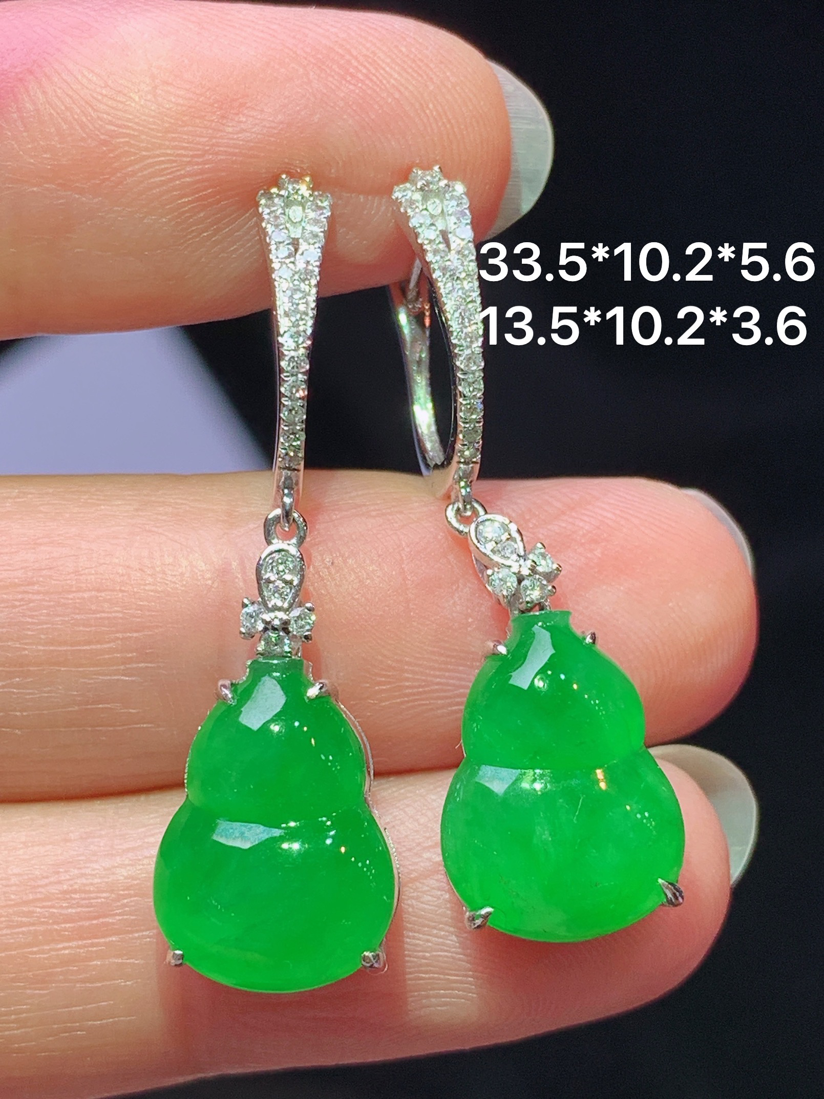 18k金钻镶嵌满绿葫芦耳坠 玉质细腻 色泽艳丽清新 水润亮眼 整体尺寸33.5*10.2*5.6f1