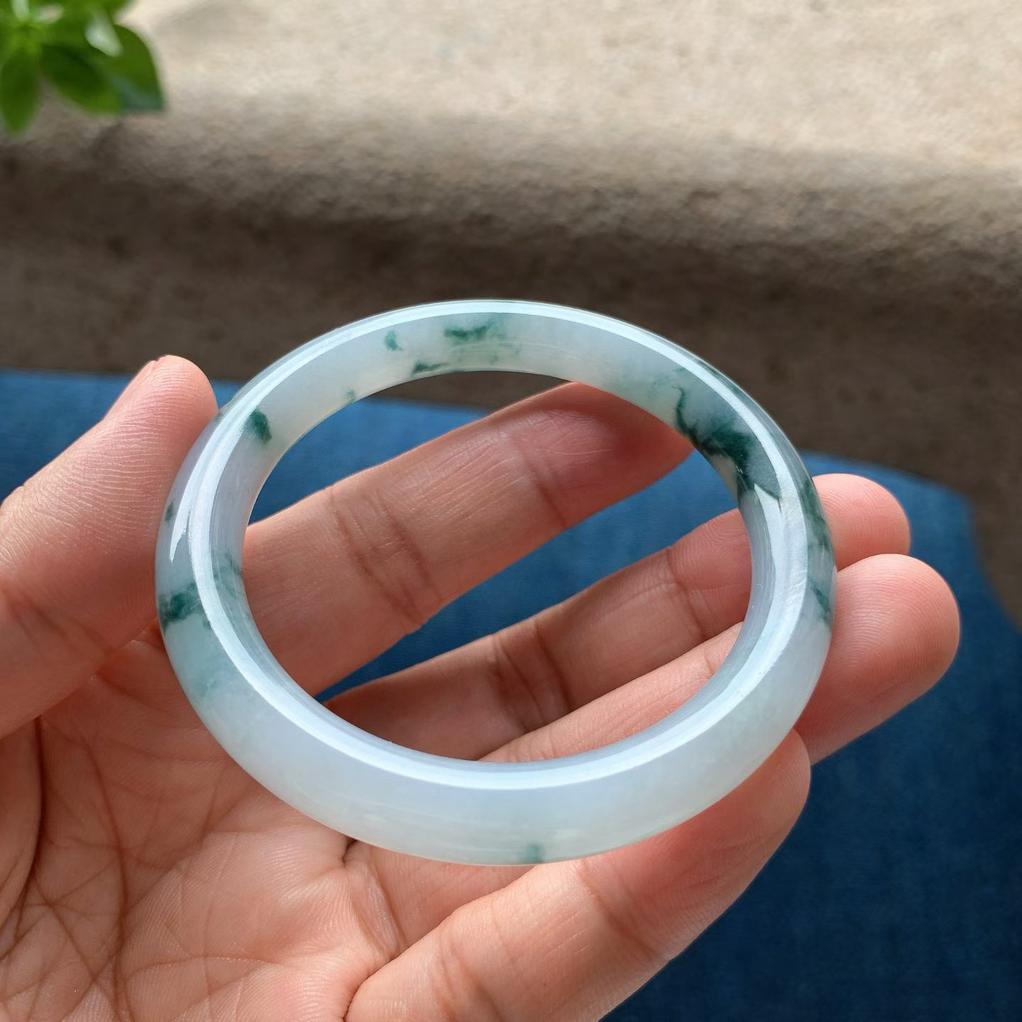 飘蓝花圆条手镯尺寸51.5*8*8 种质细腻，釉洁水润，蓝花灵动飘逸，栩栩如生！