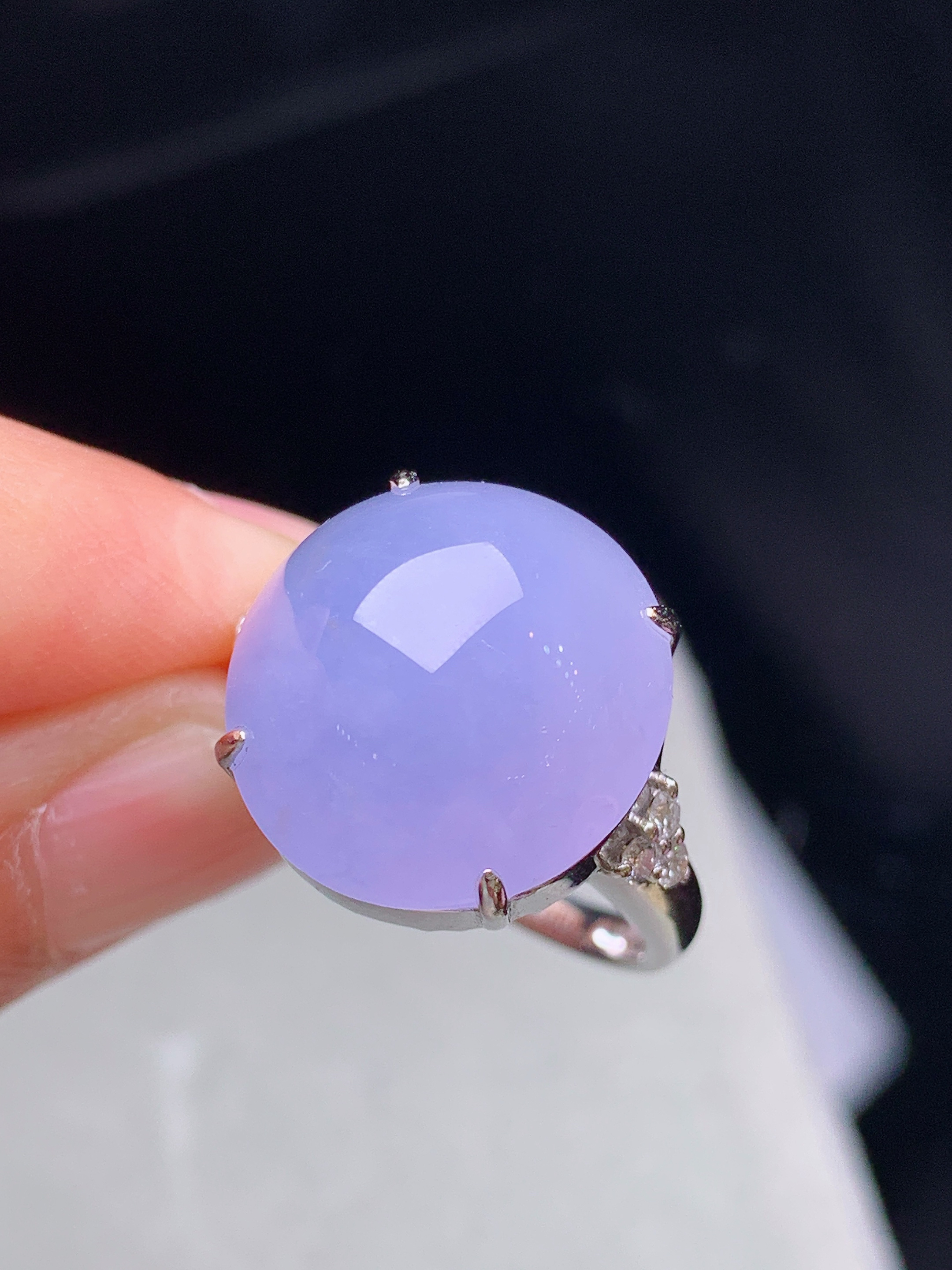 18k金钻镶嵌紫罗兰蛋面戒指 玉质细腻 色泽艳丽清新 水润亮眼 圈口14 裸石尺寸15.6*14.8*8.5f1