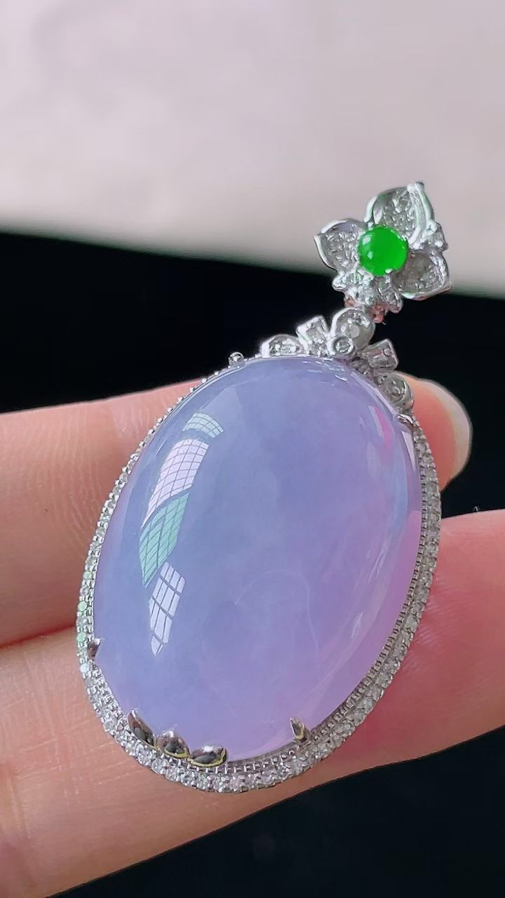 【翡翠名称】18K金豪华镶钻石冰紫鸽子蛋吊坠
【翡翠尺寸】含金42.2/21.2/15mm
【翡翠描述】宝贝种老水足，玉质细腻，色泽靓丽，性价比高，佩戴效果好！
【其它赠送】权威证书/精美挂绳盒子/支持全国复检