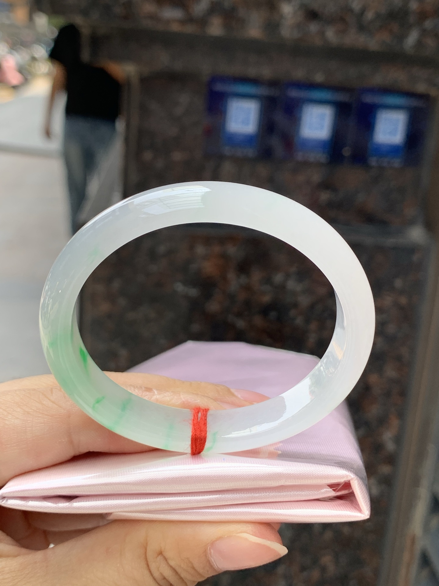 冰飘阳绿贵妃，53.4-45.2-11.5-11.2，0426-N544，打灯棉线，底妆冰透润细腻，飘一抹冰阳绿花，鲜艳得像新冒头的嫩芽，灵动清新，即柔和又充满生机。