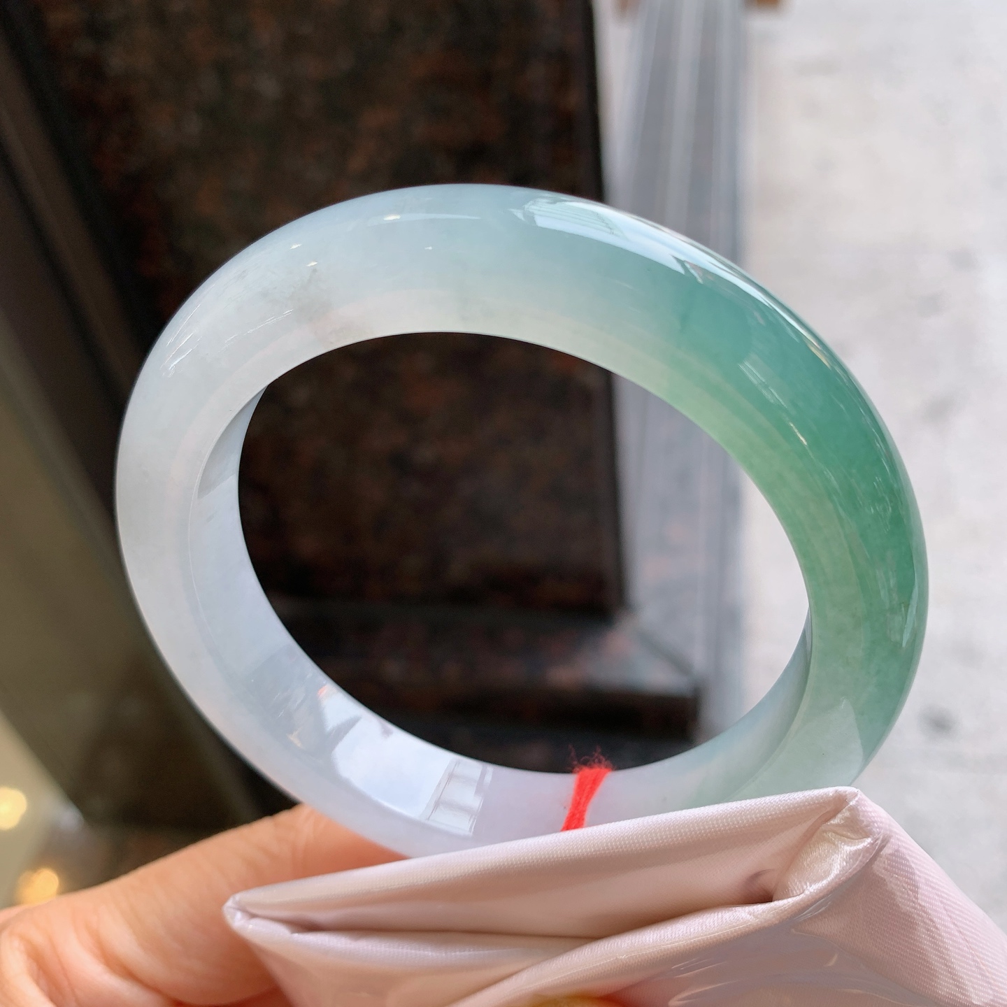 正圈冰种，有杂质，尺寸：59/11.8/10，大圈口