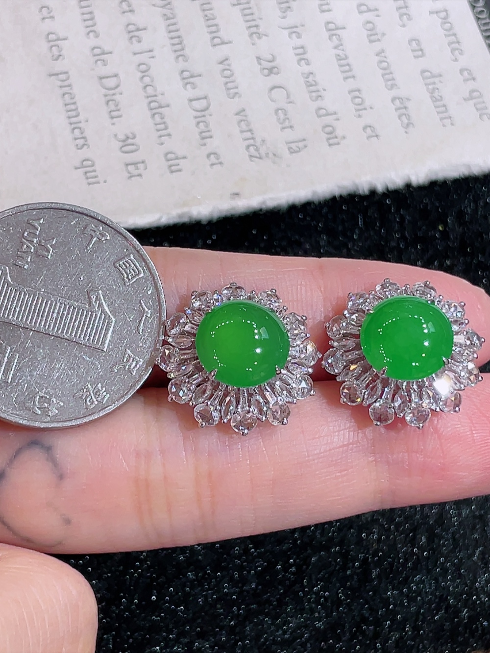 ️冰绿大鸽子蛋耳包，无裂，18k金镶嵌，种水，重金镶嵌，南非钻镶，厚装饱满，高端大气，时尚休闲，性比高18.0/17.8/9.8，裸石9.8/9.8