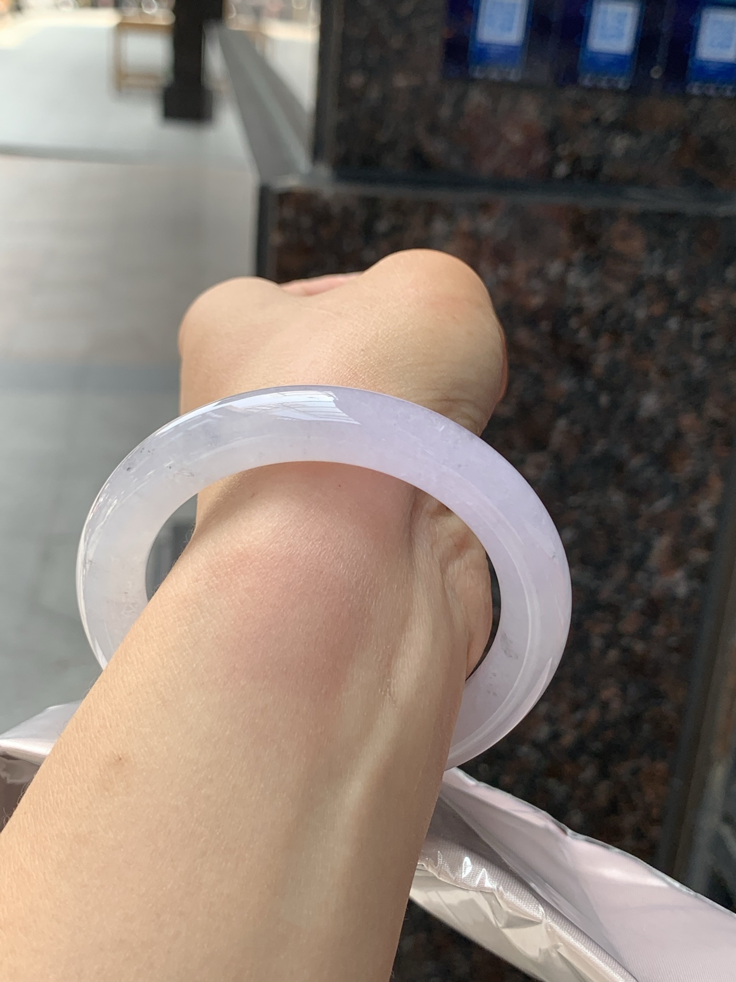 冰紫飘花圆条，54.5-10.7-10.2，0426-118-35，打灯细纹，表皮微扣，底妆冰润清透如初雪，烟紫漫溢若晨曦，翡色灵花随光舞动，似水墨晕染的江南画卷，腕间流转一抹诗意浪漫