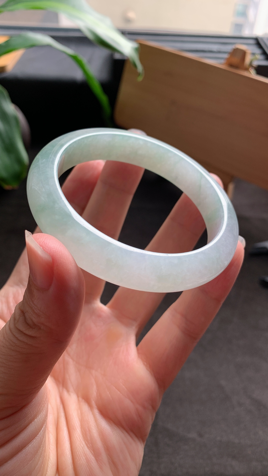 57圈口 天然A货翡翠底色绿手镯 种水好