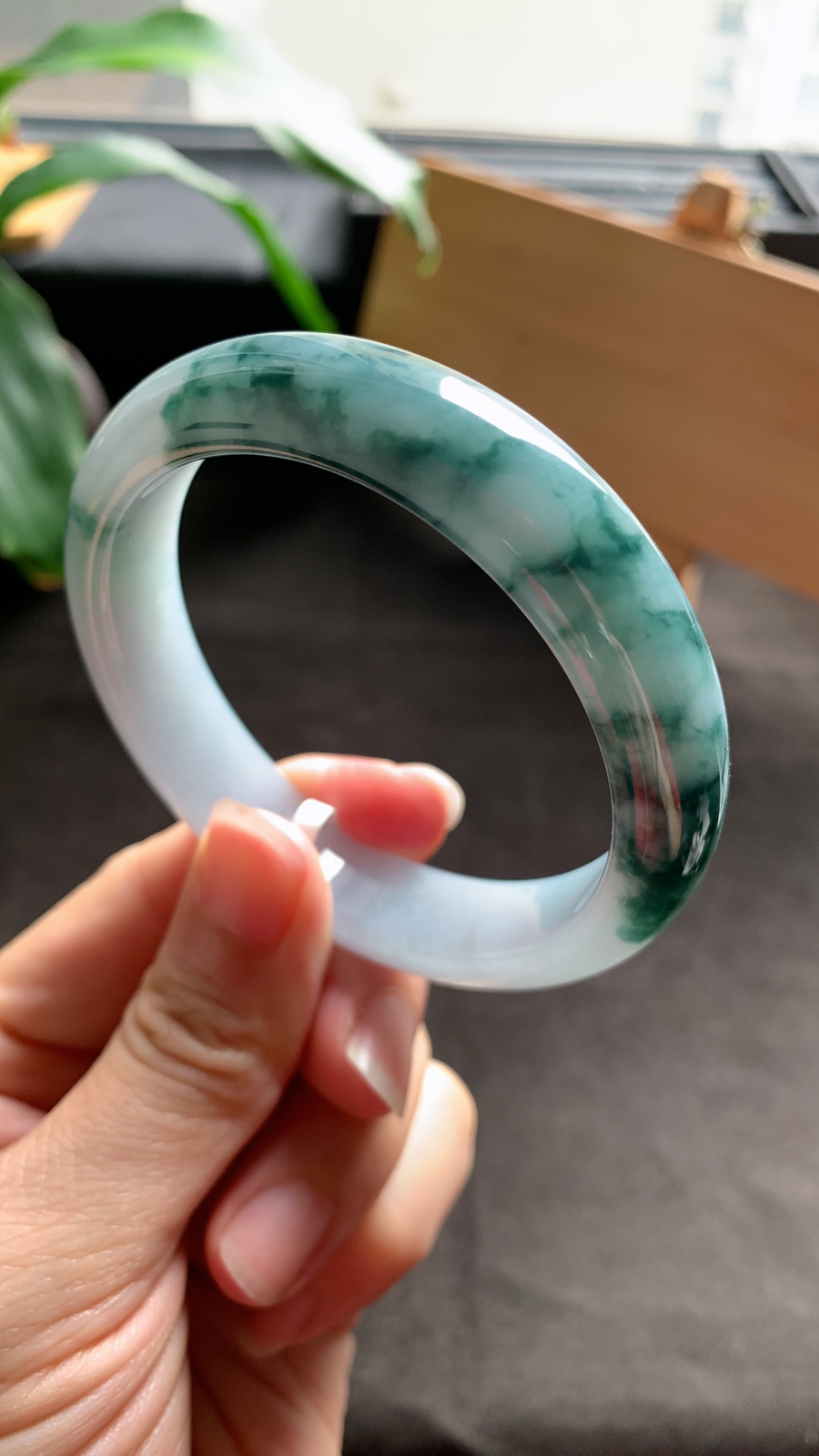 56圈口 天然A货翡翠飘花手镯 花色灵动 半山水