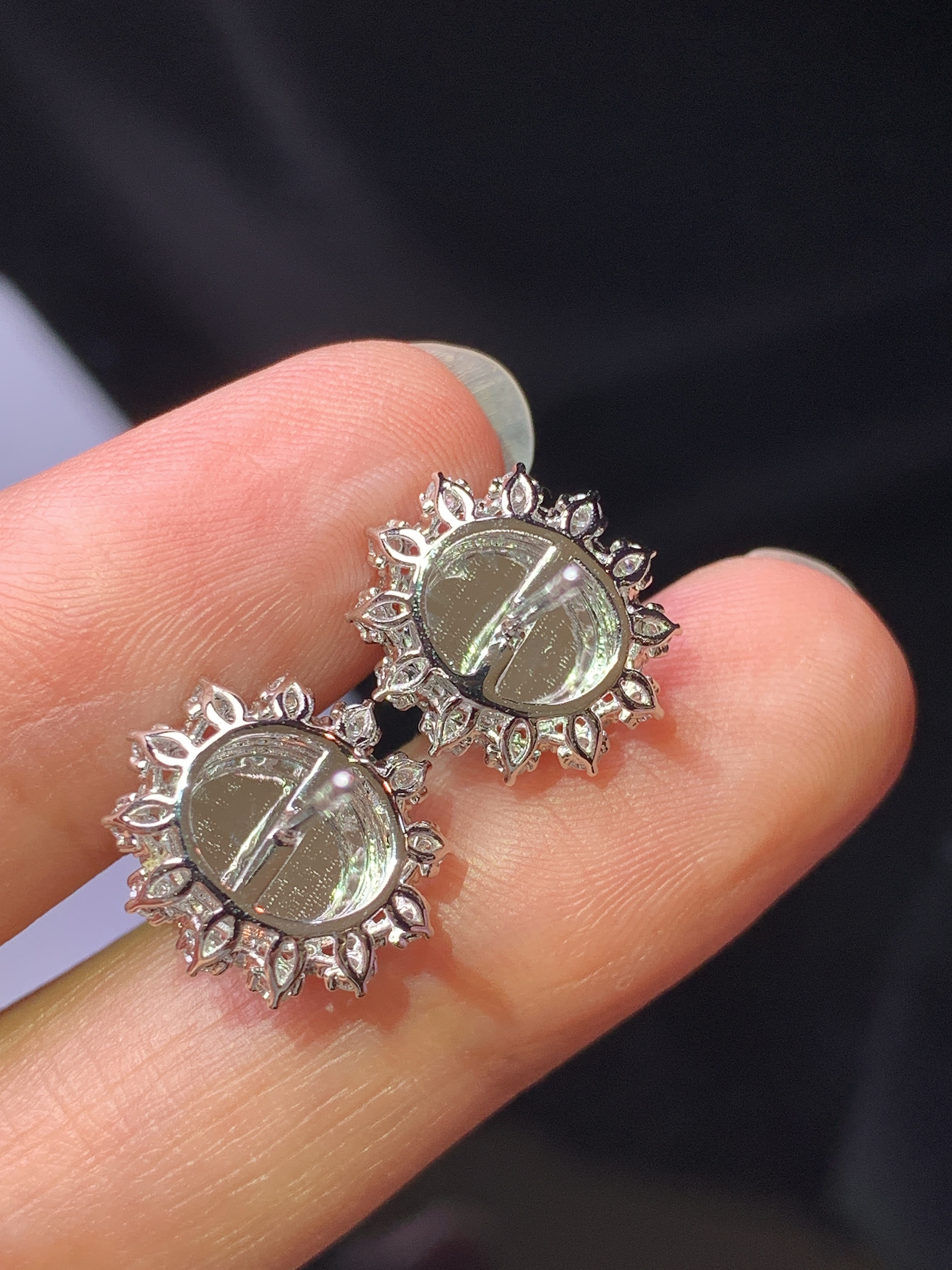 18k金钻镶嵌冰阳绿蛋面耳钉 玉质细腻 色泽艳丽清新 水润亮眼 整体尺寸13.6*12.3*8.8f1