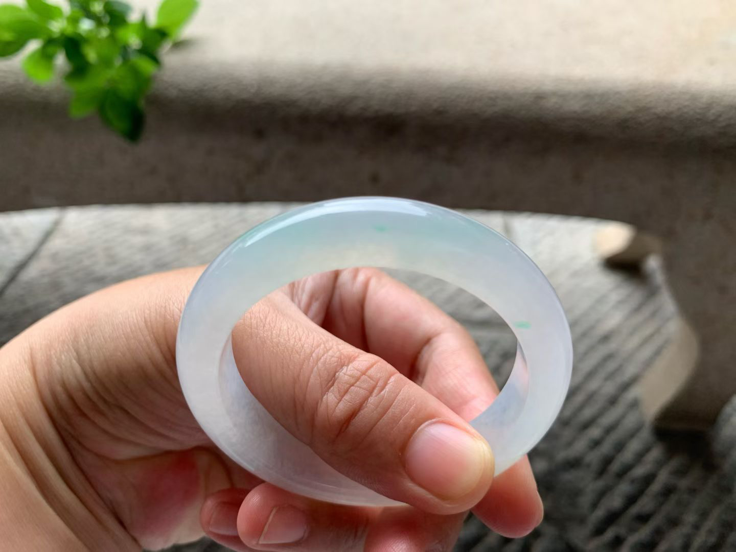 淡春彩正圈手镯尺寸50*12.8*8 老种通透，冰凝胶润，水头十足，淡粉紫底，柔和淡雅，飘几抹清新绿，灵动雅致，花色一处白棉！