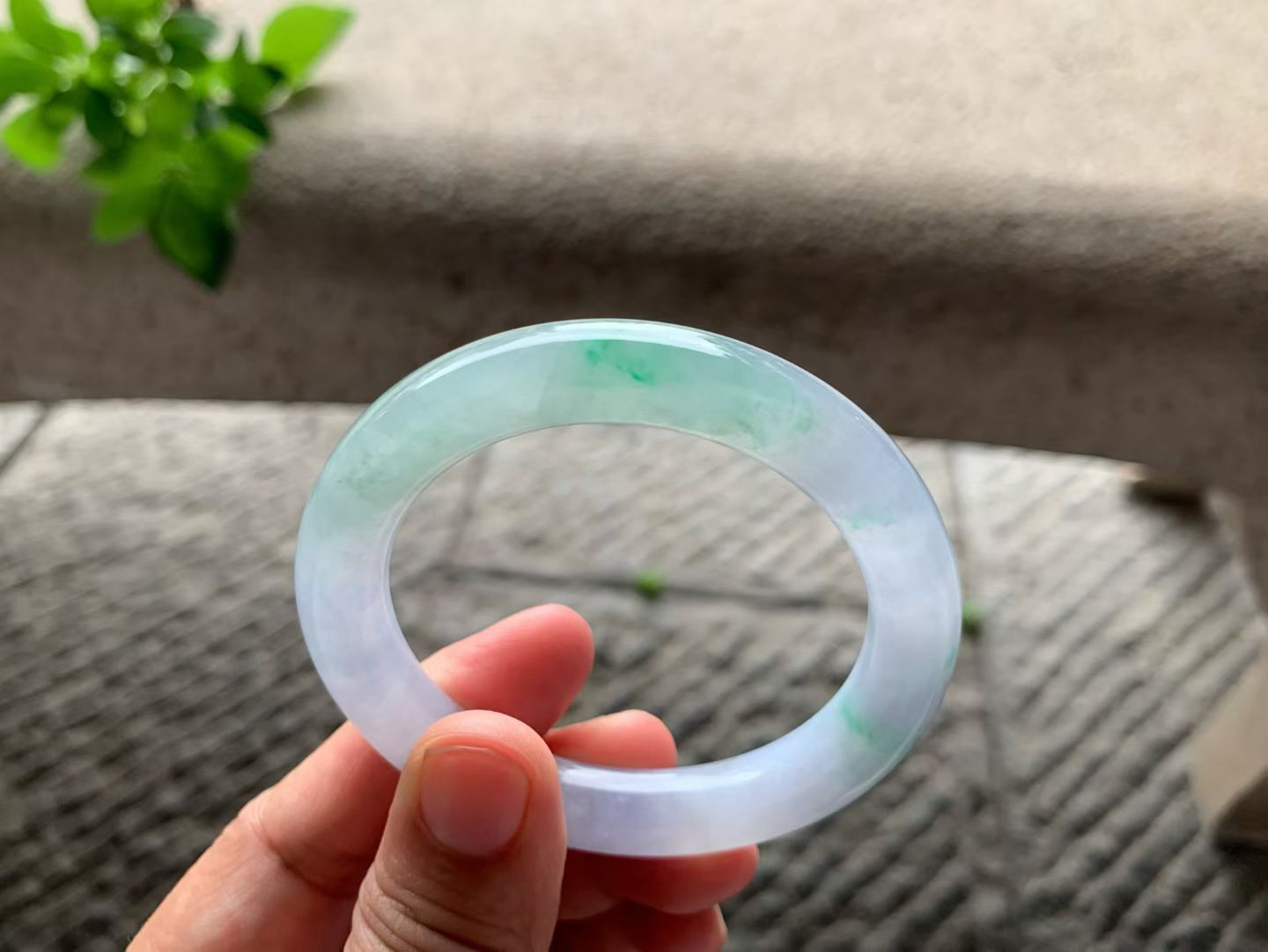 春彩圆条手镯尺寸51.5*9.8*9.5 种质细腻，通透水润，紫绿相间，色彩鲜艳，漂亮醒目！