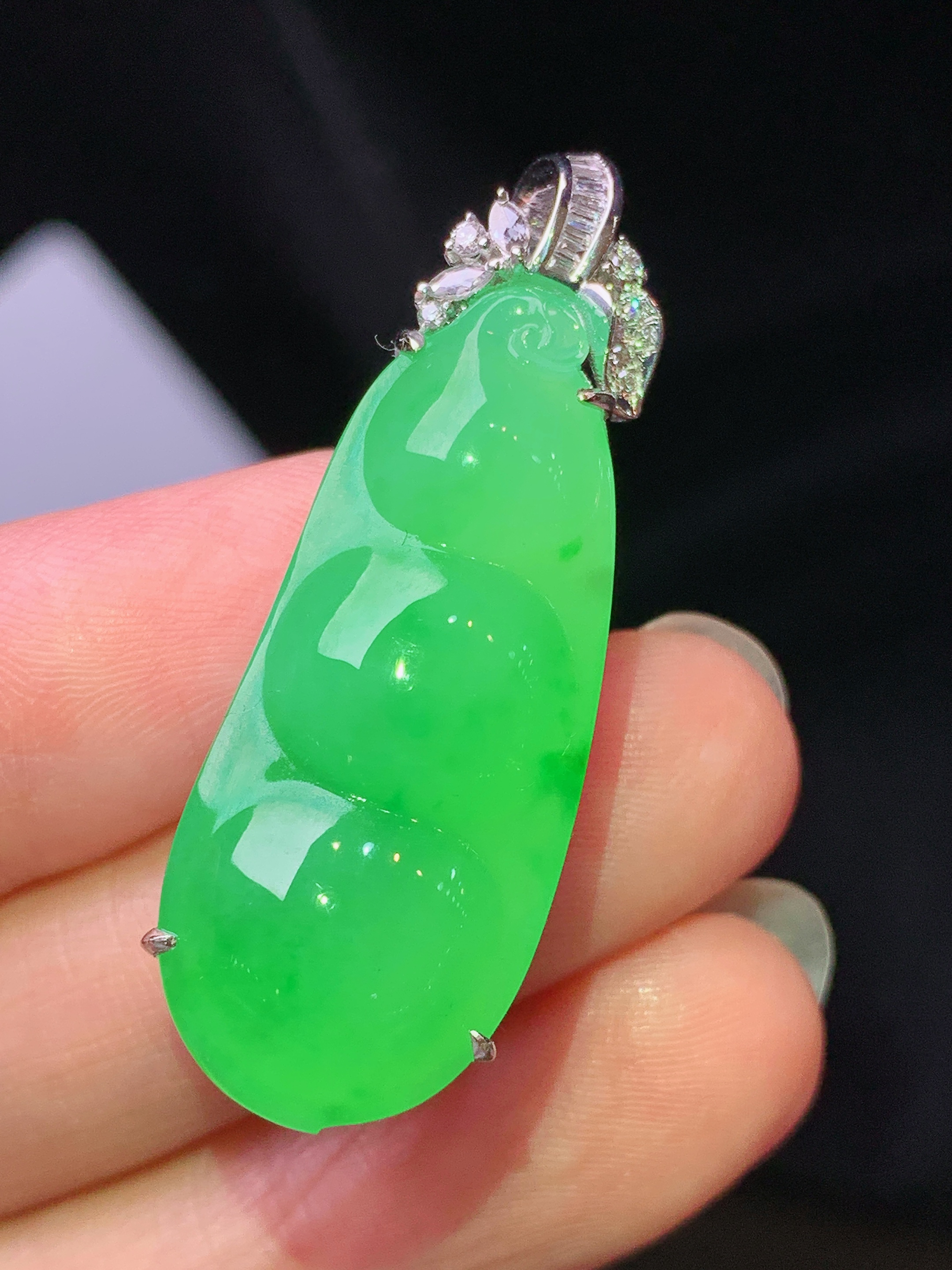 18k金钻镶嵌冰阳绿四季豆吊坠 玉质细腻 色泽艳丽清新 水润亮眼 整体尺寸39.6*14*11.5f1