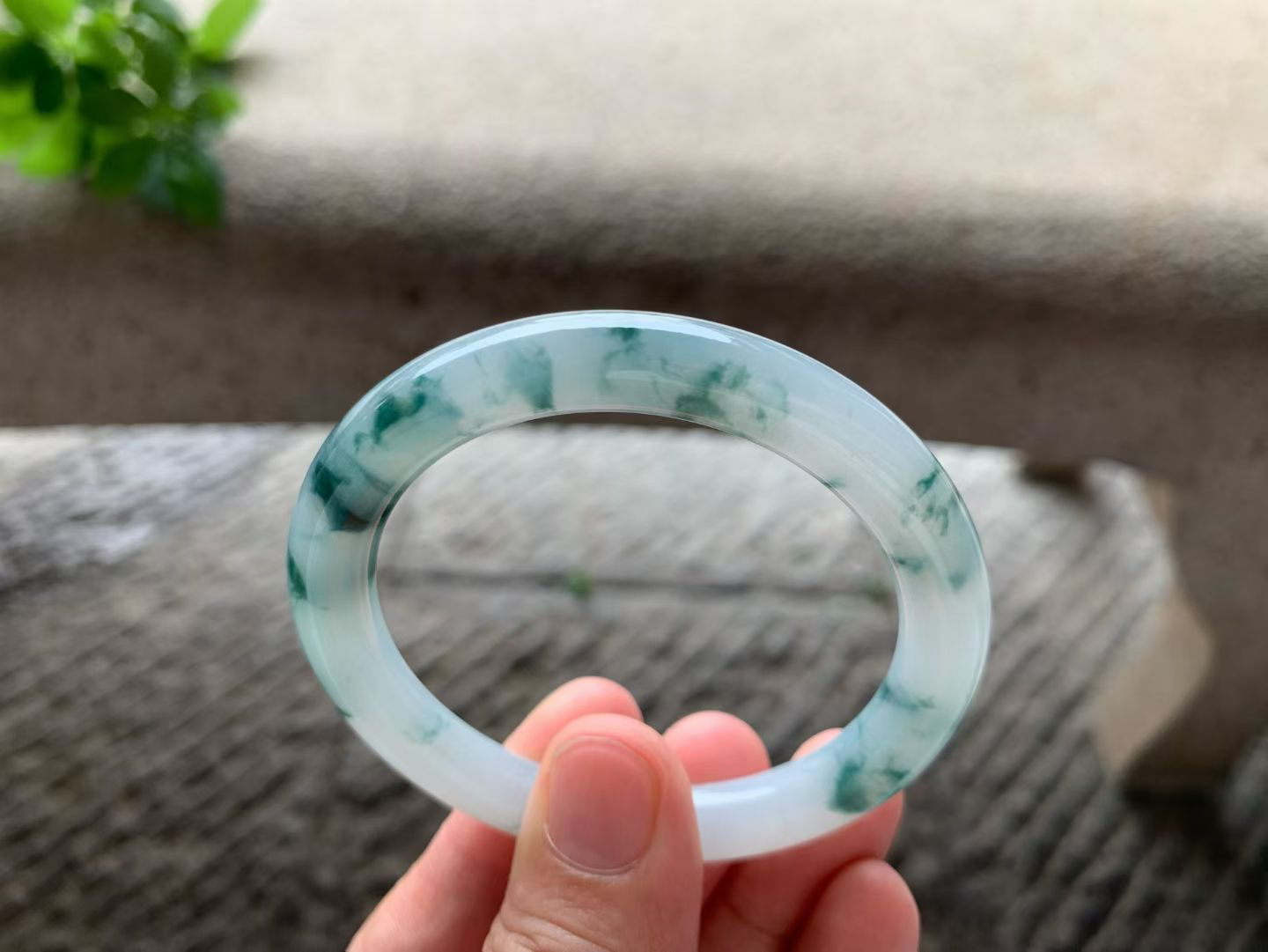 飘蓝花圆条手镯尺寸51.5*8*8 种质细腻，釉洁水润，蓝花灵动飘逸，栩栩如生！