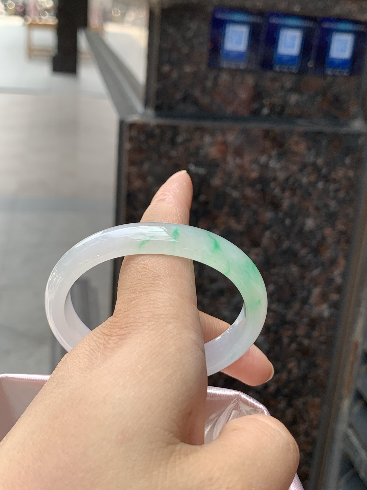 冰飘阳绿贵妃，53.4-45.2-11.5-11.2，0426-N544，打灯棉线，底妆冰透润细腻，飘一抹冰阳绿花，鲜艳得像新冒头的嫩芽，灵动清新，即柔和又充满生机。