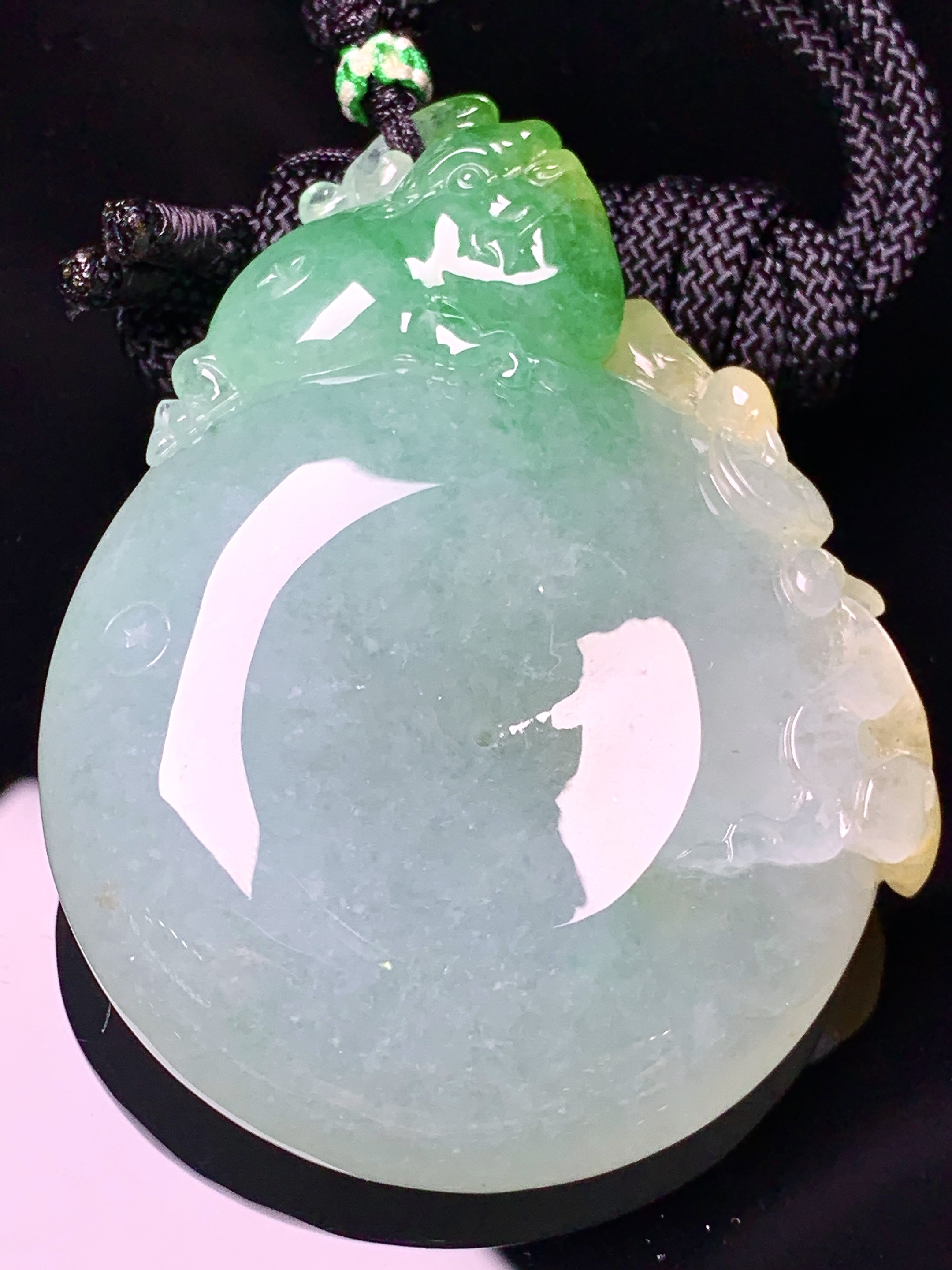 飘黄绿翡平安扣吊坠 玉质细腻 色泽艳丽清新 水润亮眼 整体尺寸60.6*45.5*11.2a5