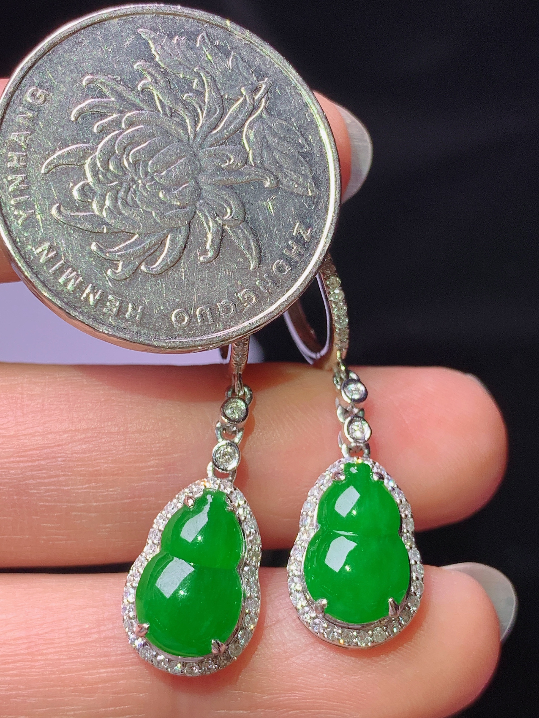 18k金钻镶嵌满绿葫芦耳坠 玉质细腻 色泽艳丽清新 水润亮眼 整体尺寸32.6*9.6*6.2f1