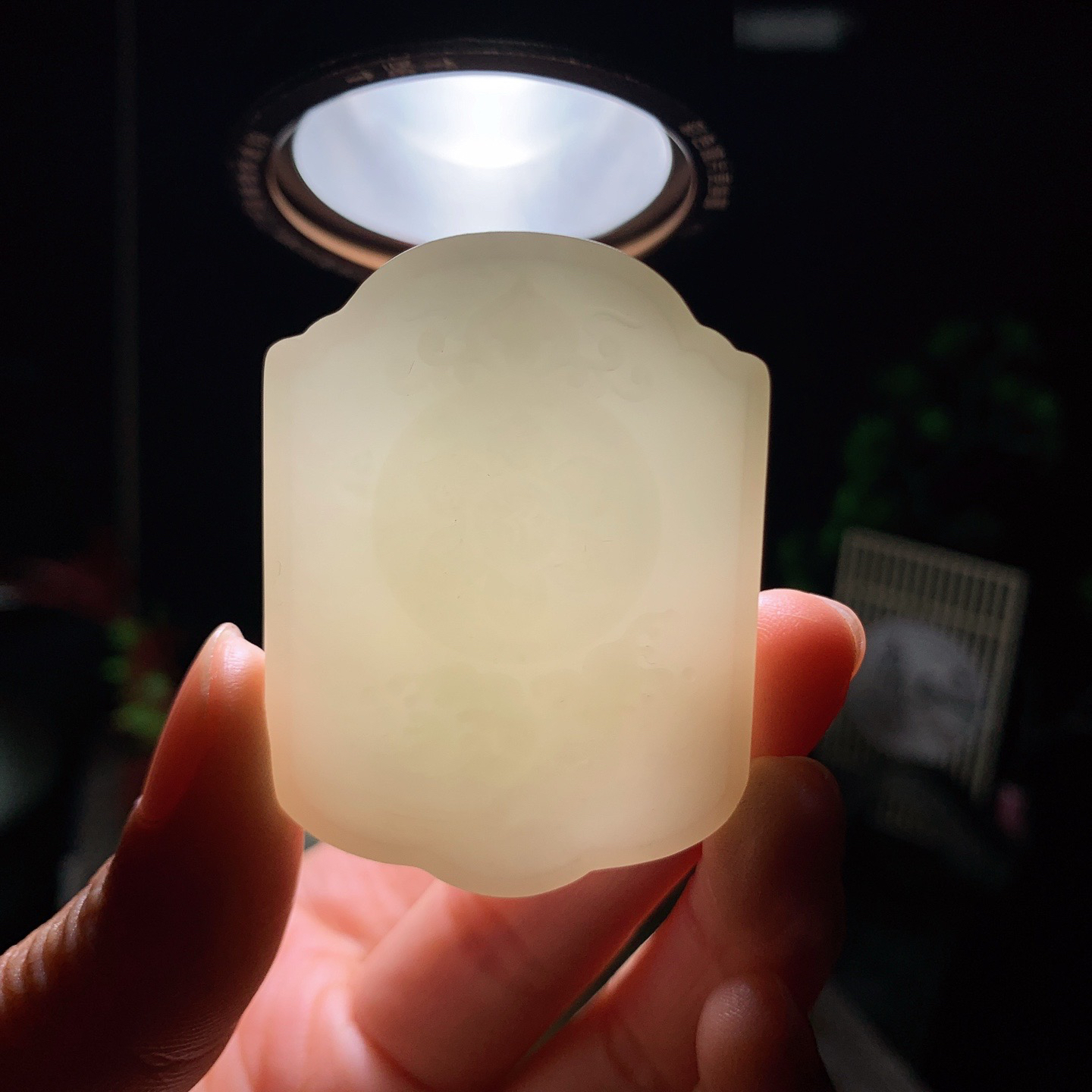 新疆和田玉大势至菩萨牌子挂件 尺寸50/37/11重39.5克。玉质细腻油润。手推出油。佩戴高端典雅。lt260424