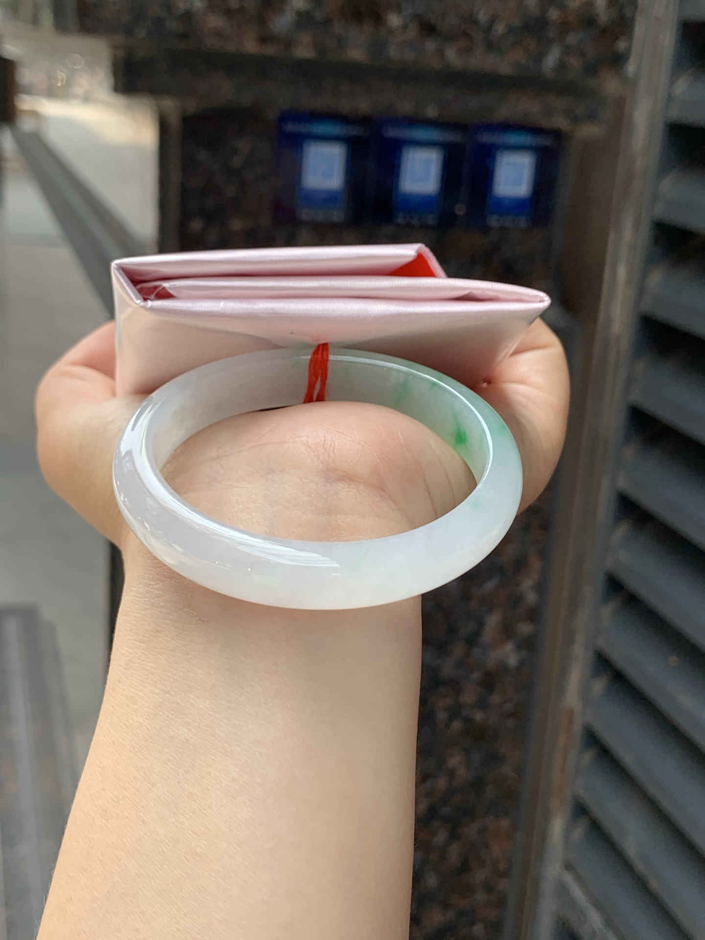 冰飘阳绿贵妃，53.4-45.2-11.5-11.2，0426-N544，打灯棉线，底妆冰透润细腻，飘一抹冰阳绿花，鲜艳得像新冒头的嫩芽，灵动清新，即柔和又充满生机。