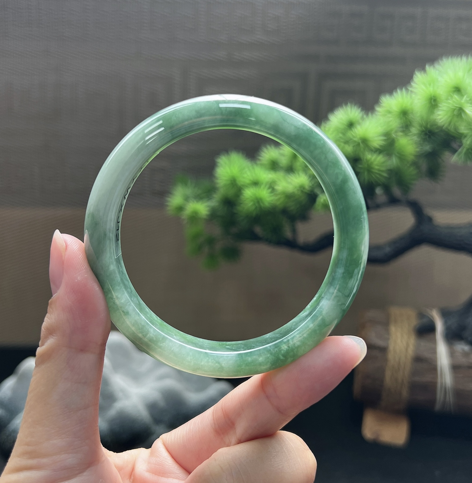 56正圈油青飘花手镯