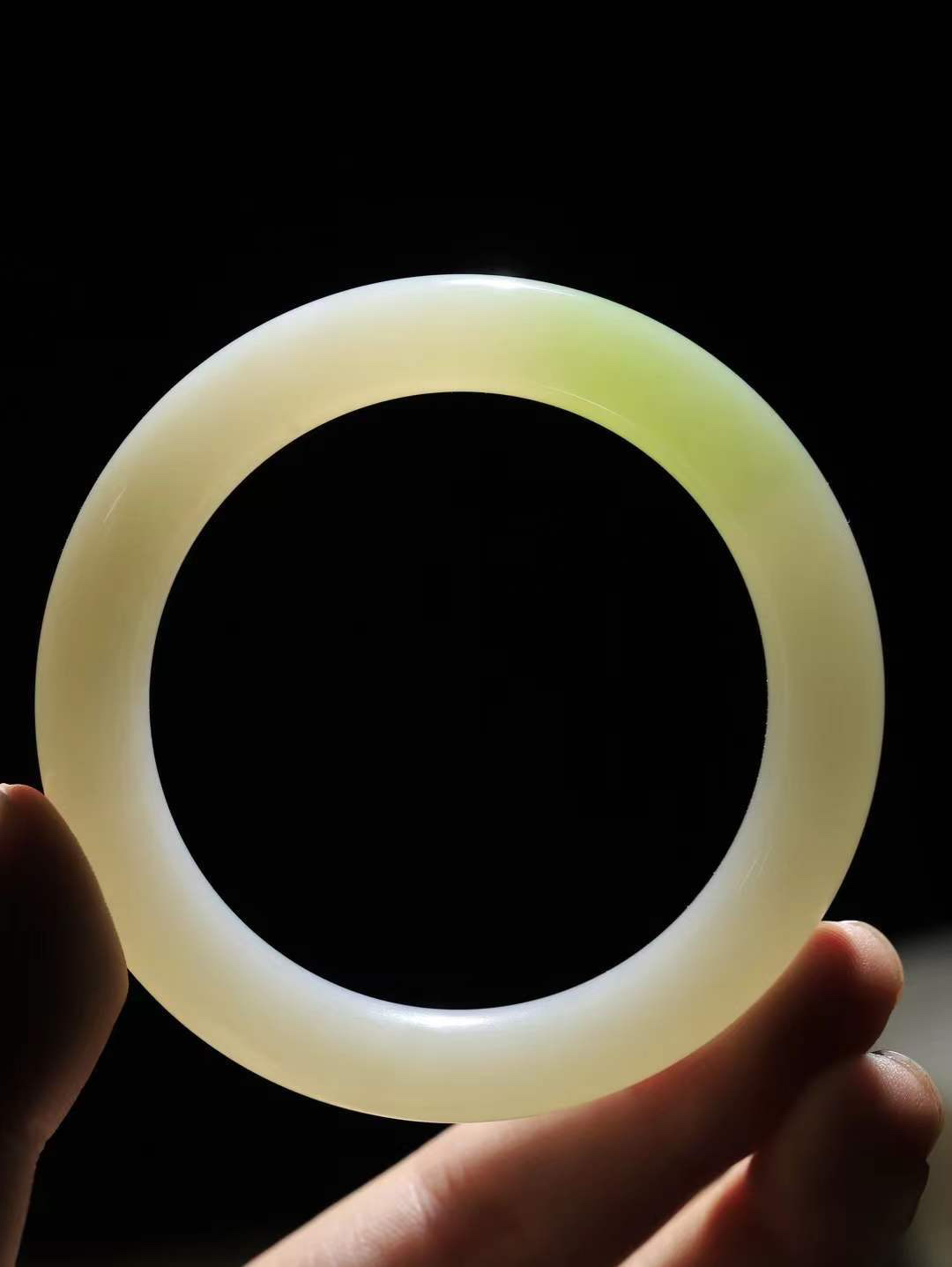 【翠色怡人.手镯】

精品和田玉翠青手镯，精品超级美镯，玉质细腻饱满，️温润脂香，仙雾缥缈，怡静如画，意蕴十足～，戴于腕间，神秘与高贵并存，给人以出尘的风雅，优美脱俗，气质非凡。重59克 内径56.5mm尺寸11.3-10.7mm19402200A