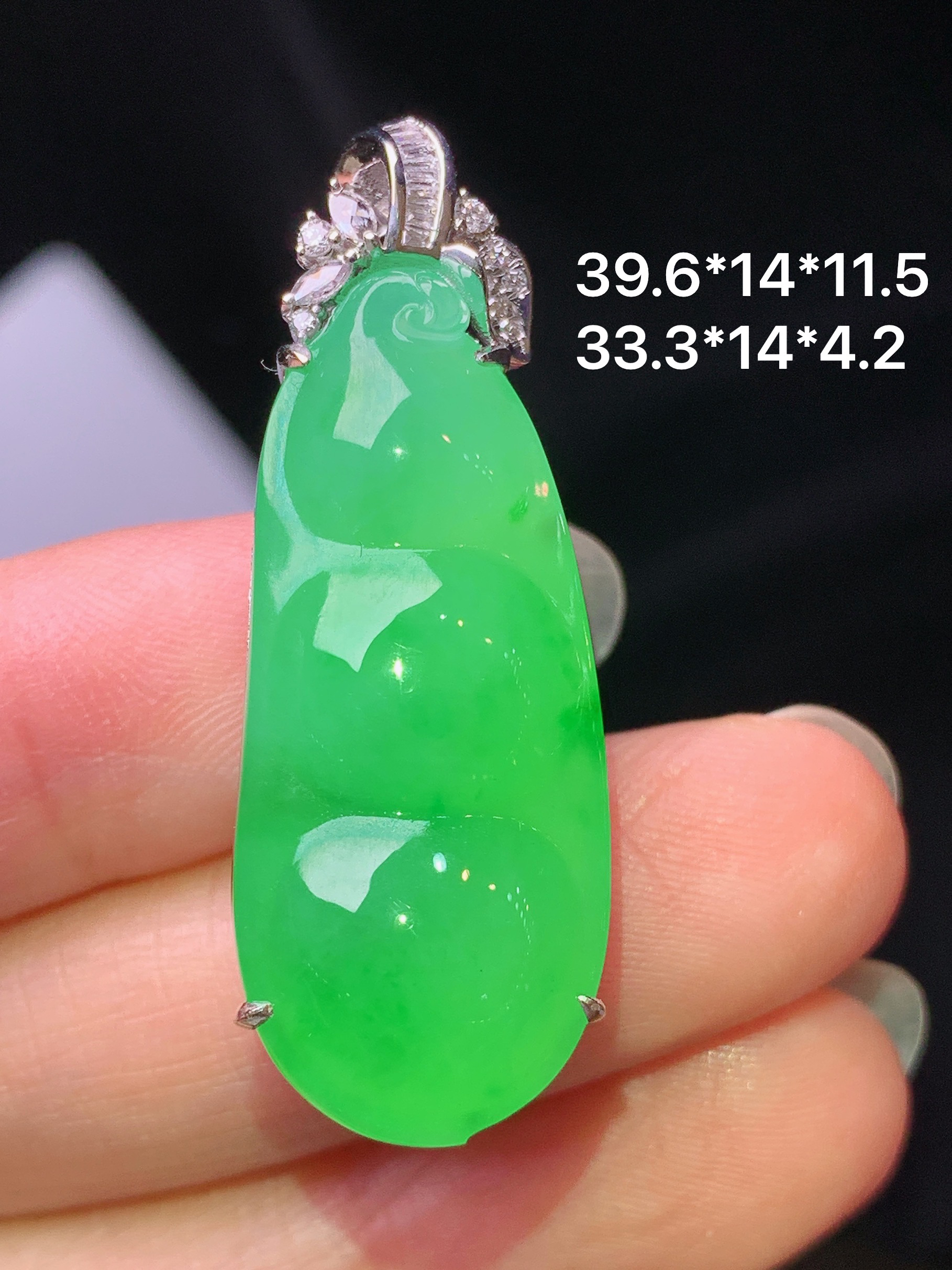 18k金钻镶嵌冰阳绿四季豆吊坠 玉质细腻 色泽艳丽清新 水润亮眼 整体尺寸39.6*14*11.5f1
