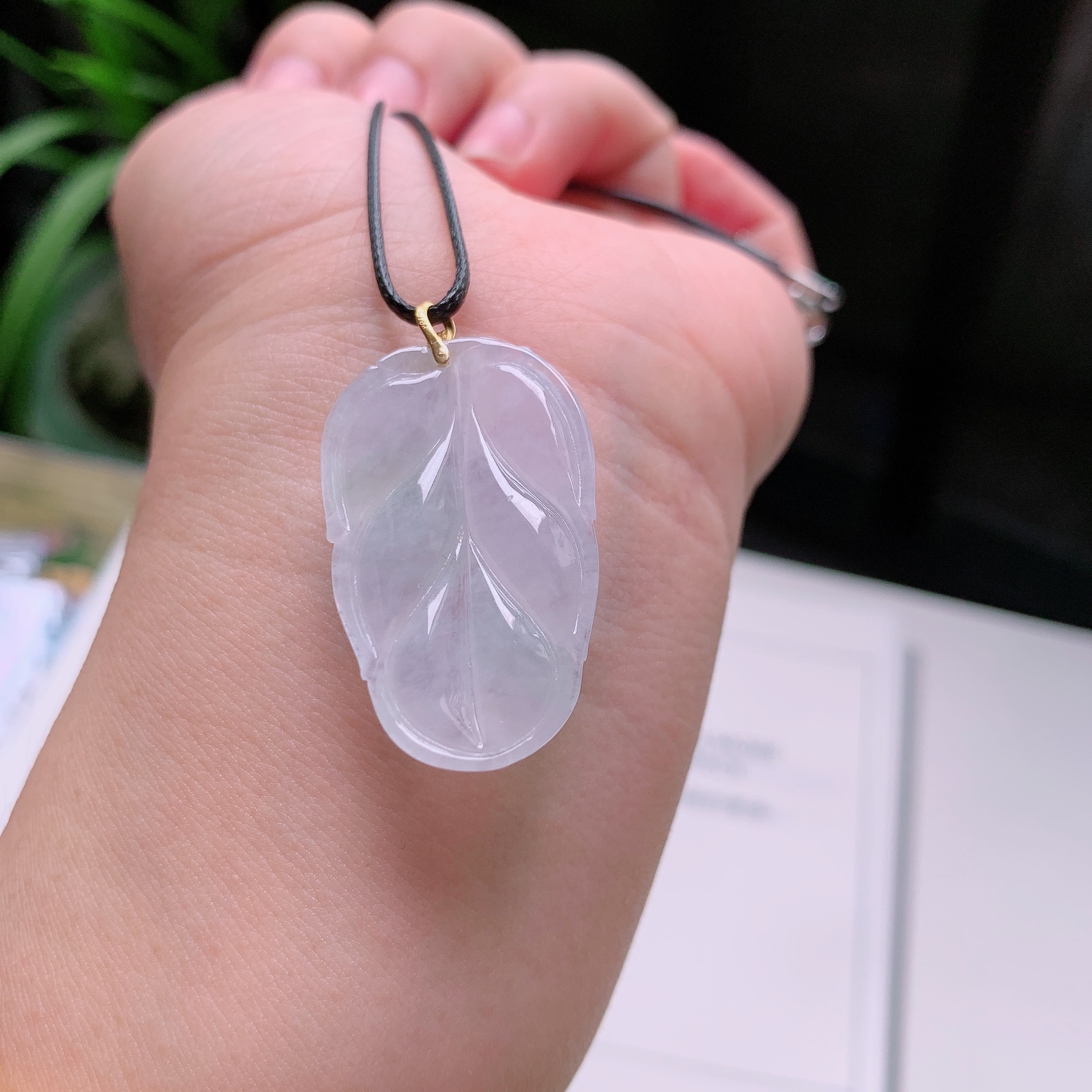 18K镶嵌天然翡翠缅甸A货冰润白冰叶子吊坠 6.49克