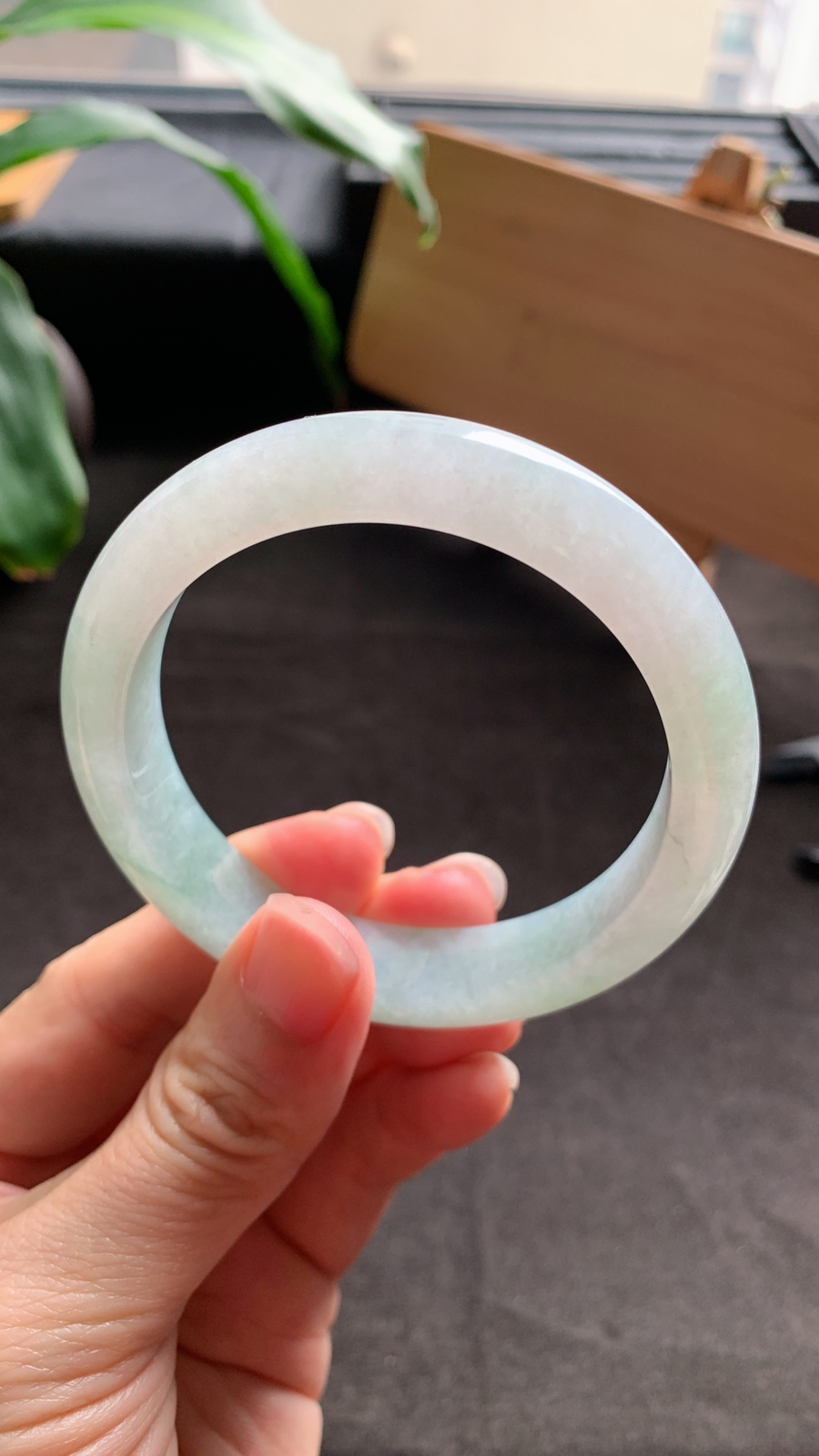 57圈口 天然A货翡翠底色绿手镯 种水好