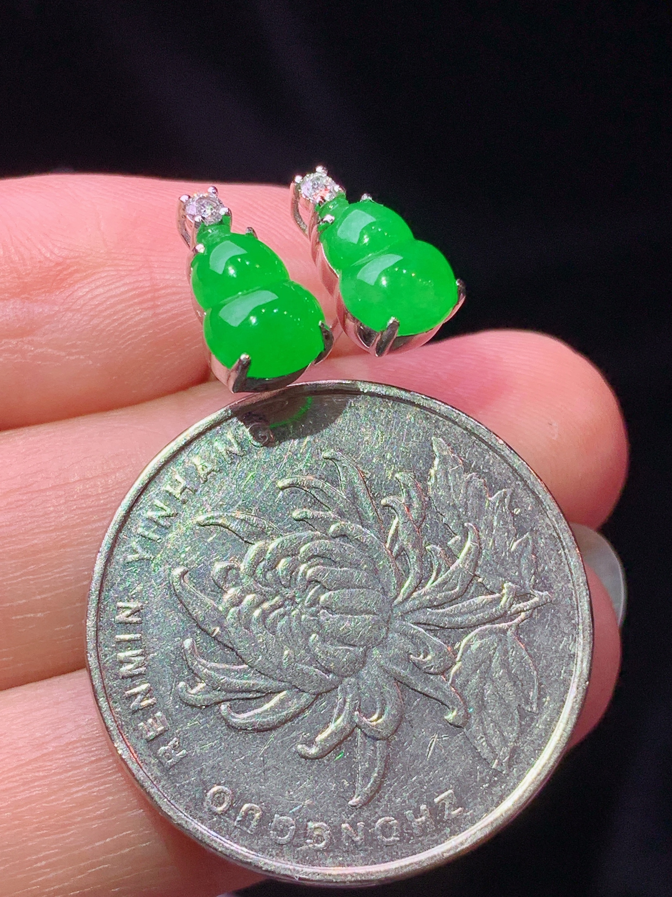 18k金钻镶嵌冰阳绿葫芦耳钉 玉质细腻 色泽艳丽清新 水润亮眼 整体尺寸10.5*6*5f1