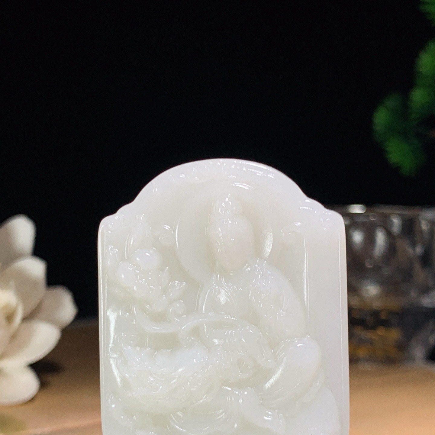 新疆和田玉大势至菩萨牌子挂件 尺寸50/37/11重39.5克。玉质细腻油润。手推出油。佩戴高端典雅。lt260424