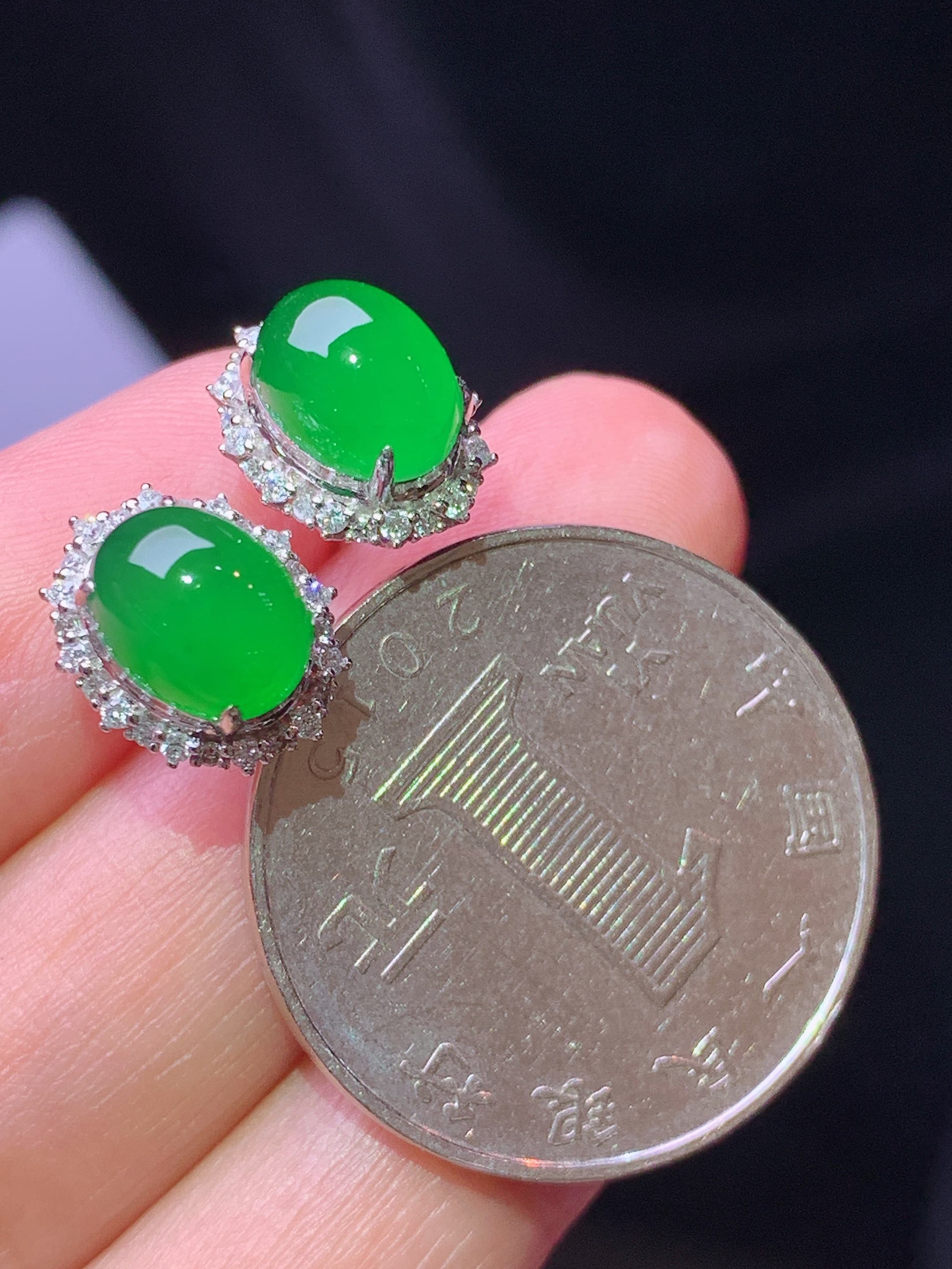 18k金钻镶嵌满绿蛋面耳钉 玉质细腻 色泽艳丽清新 水润亮眼 整体尺寸11.6*9.5*8.8f1