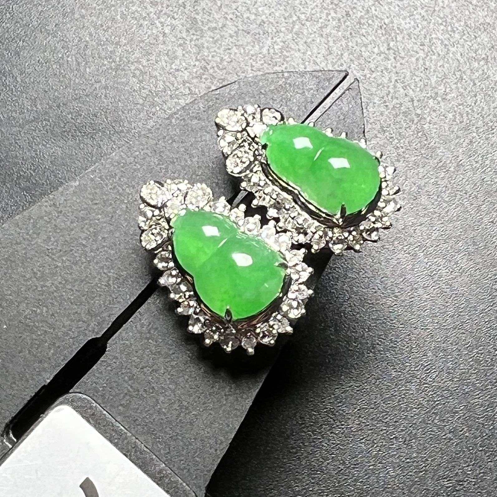 满色葫芦耳钉水头足饱满，整体尺寸16*10.7*8.2 祼石尺寸9.5*6.1*4