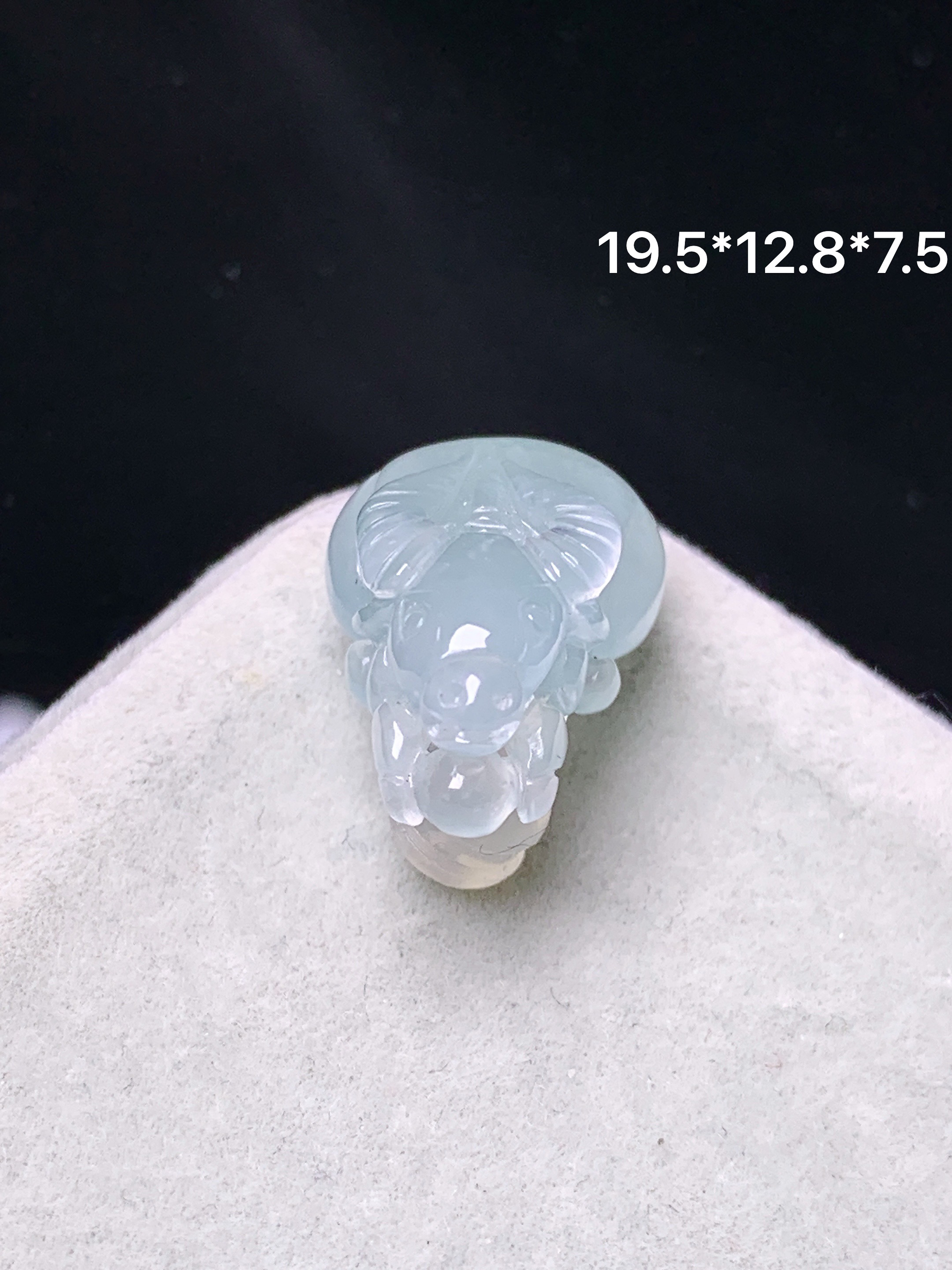 冰种牛气冲天吊坠 玉质细腻 色泽艳丽清新 水润亮眼 整体尺寸19.5*12.8*7.5a5