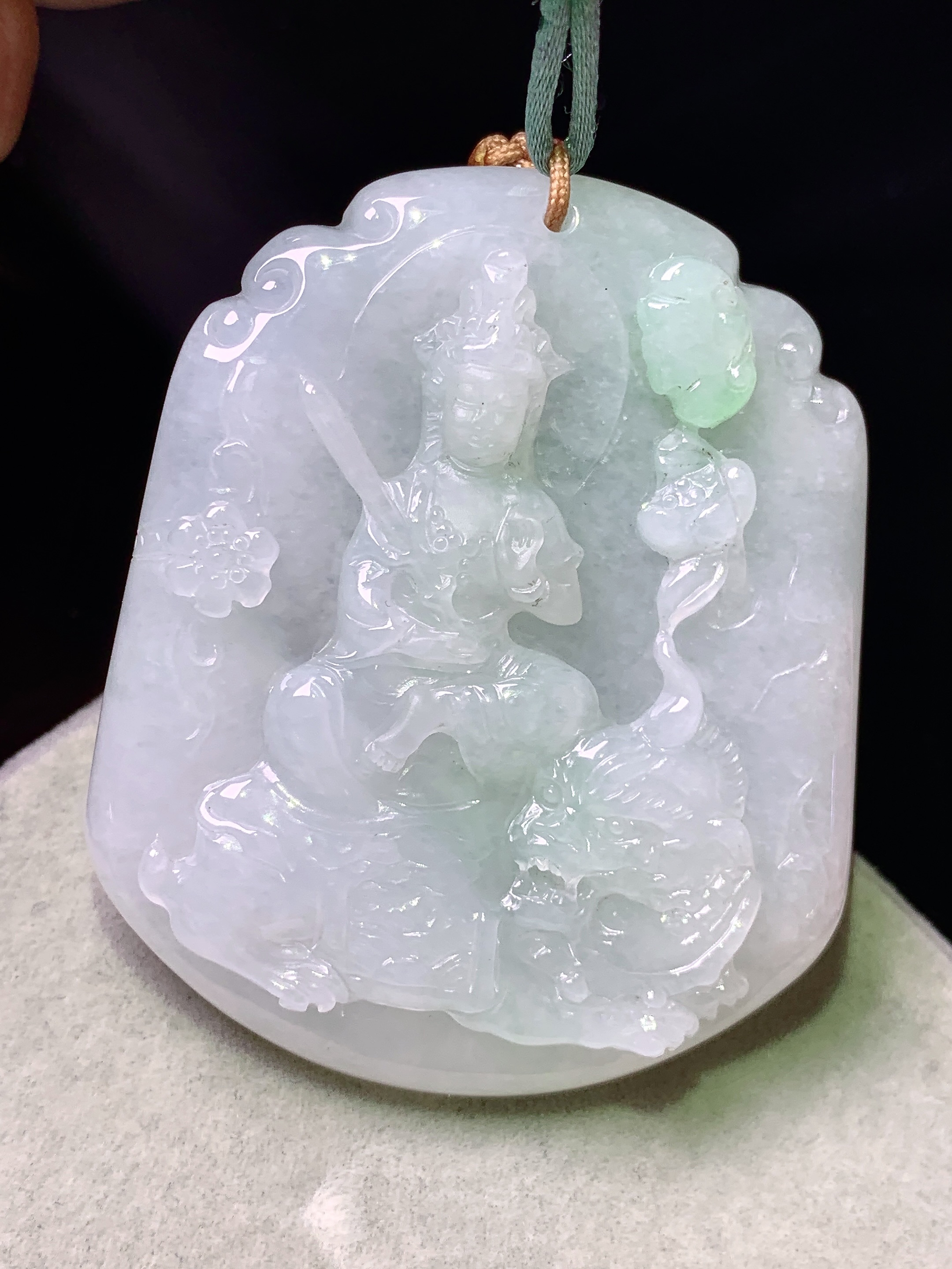 飘绿文殊观音菩萨吊坠 玉质细腻 色泽艳丽清新 水润亮眼 整体尺寸50.2*41.5*6.2b2