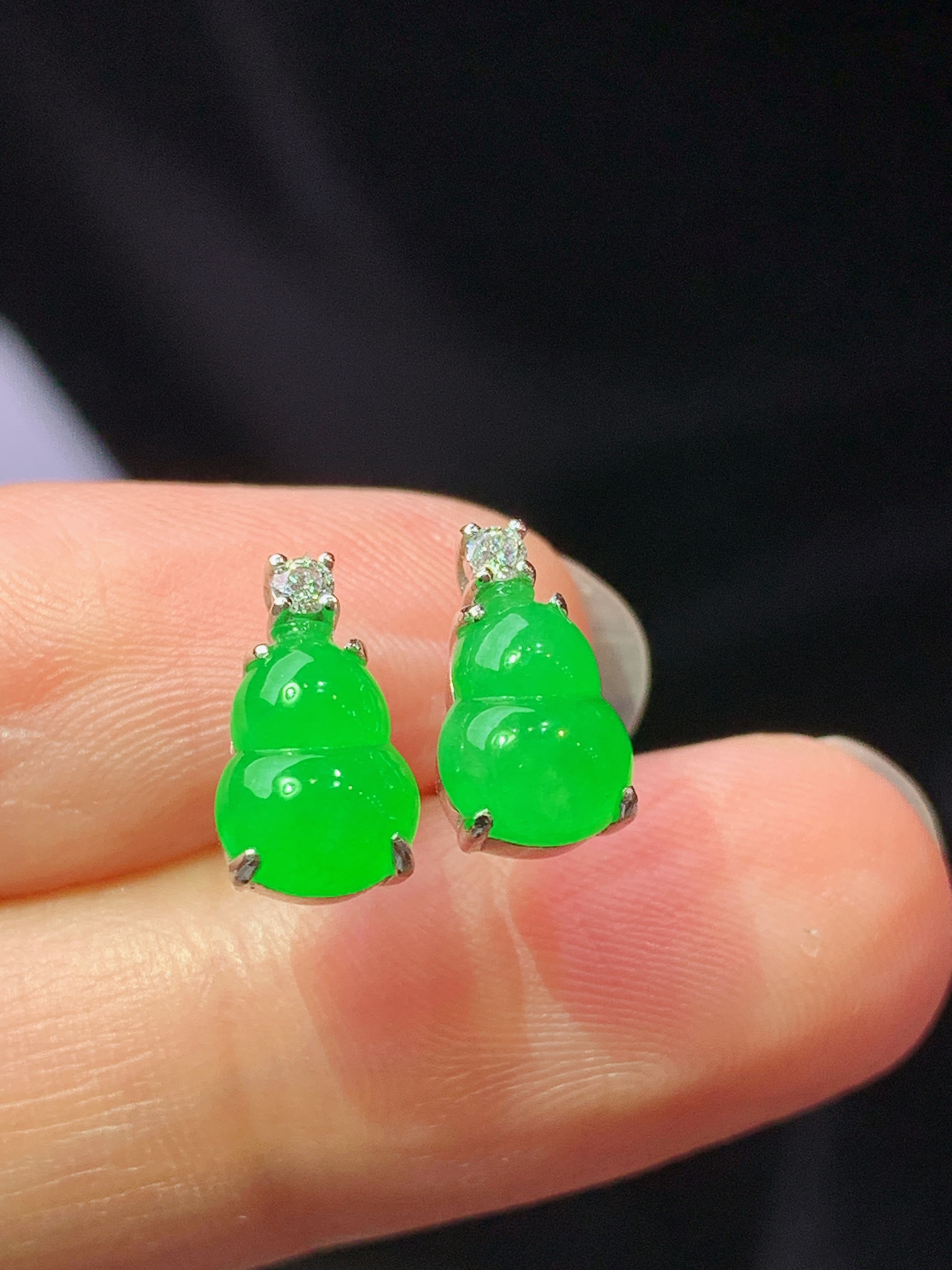 18k金钻镶嵌冰阳绿葫芦耳钉 玉质细腻 色泽艳丽清新 水润亮眼 整体尺寸10.5*6*5f1