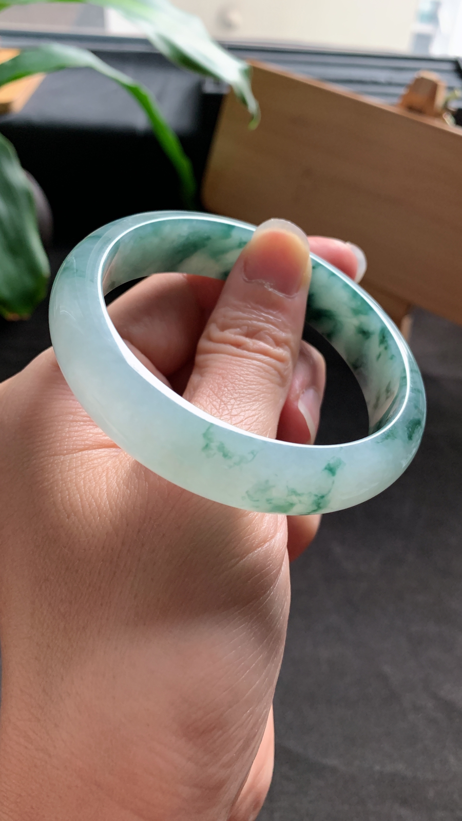 58圈口 天然A货翡翠飘花手镯 版型宽厚