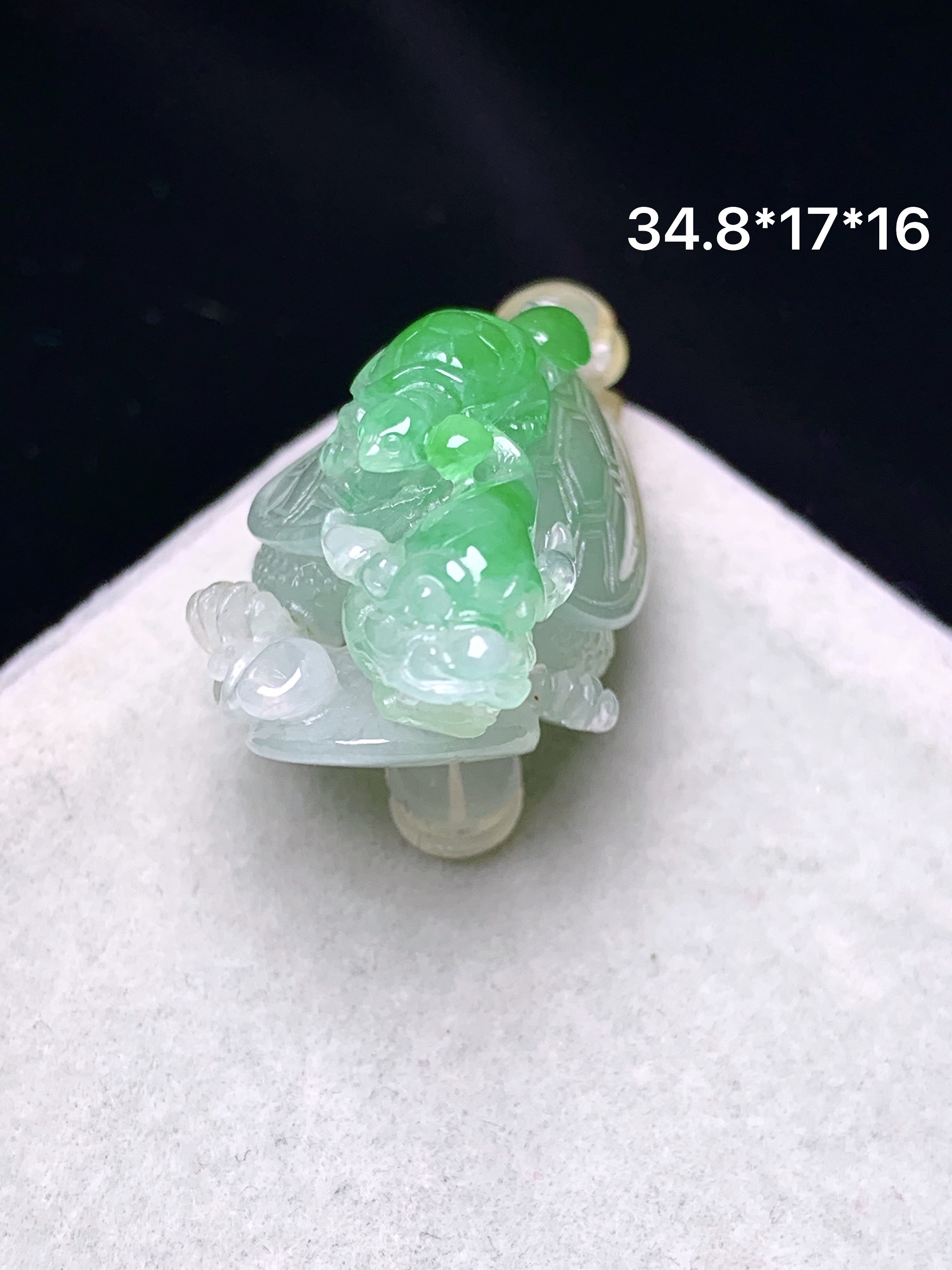 飘黄绿翡龙龟吊坠 玉质细腻 色泽艳丽清新 水润亮眼 整体尺寸34.8*17*16a5