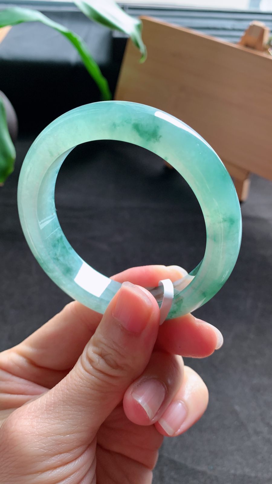 54圈口天然A货翡翠飘花手镯 种水好 花色好看