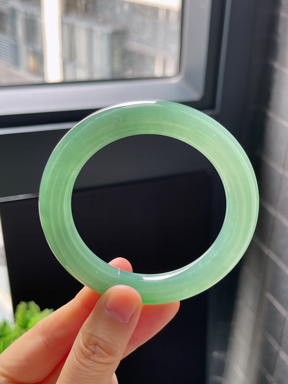 圆镯54.8圈口，翡翠冰糯种绿色手镯