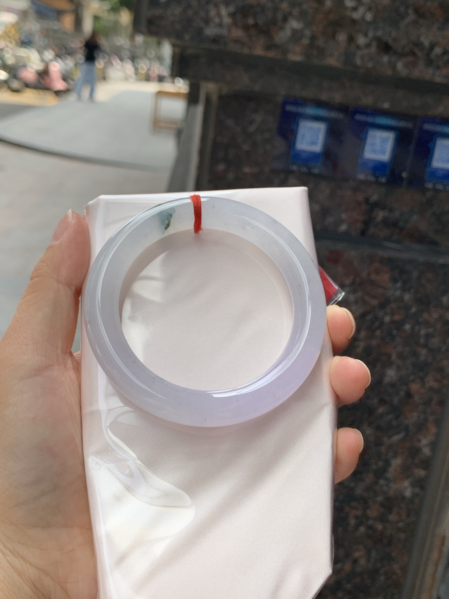 冰紫飘花圆条，54.5-10.7-10.2，0426-118-35，打灯细纹，表皮微扣，底妆冰润清透如初雪，烟紫漫溢若晨曦，翡色灵花随光舞动，似水墨晕染的江南画卷，腕间流转一抹诗意浪漫