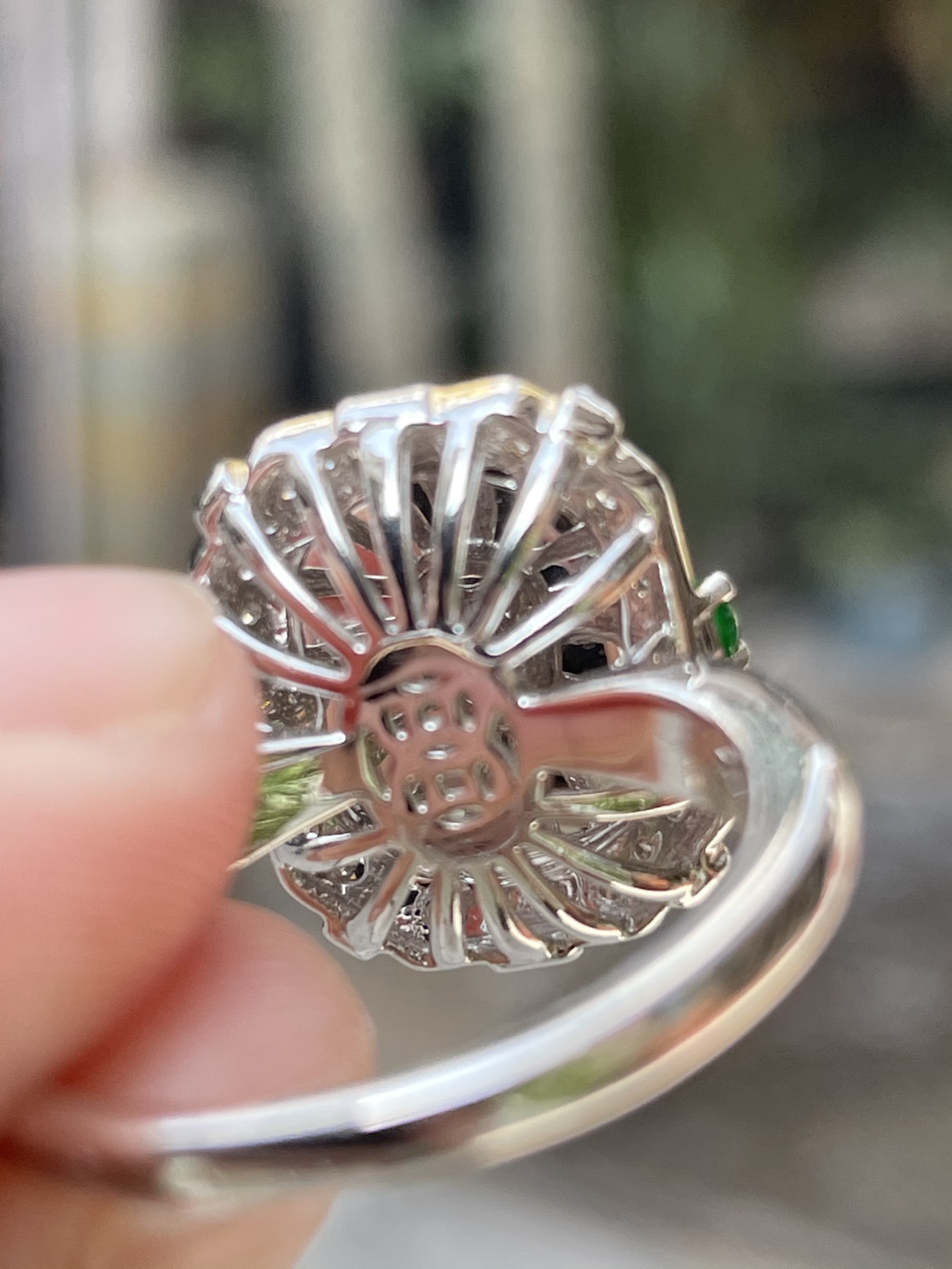 大件饱满，纯净，起光，通透水润，玉质细腻，翠色鲜艳，18k金奢华钻石镶嵌，12.8-10.7-5.6