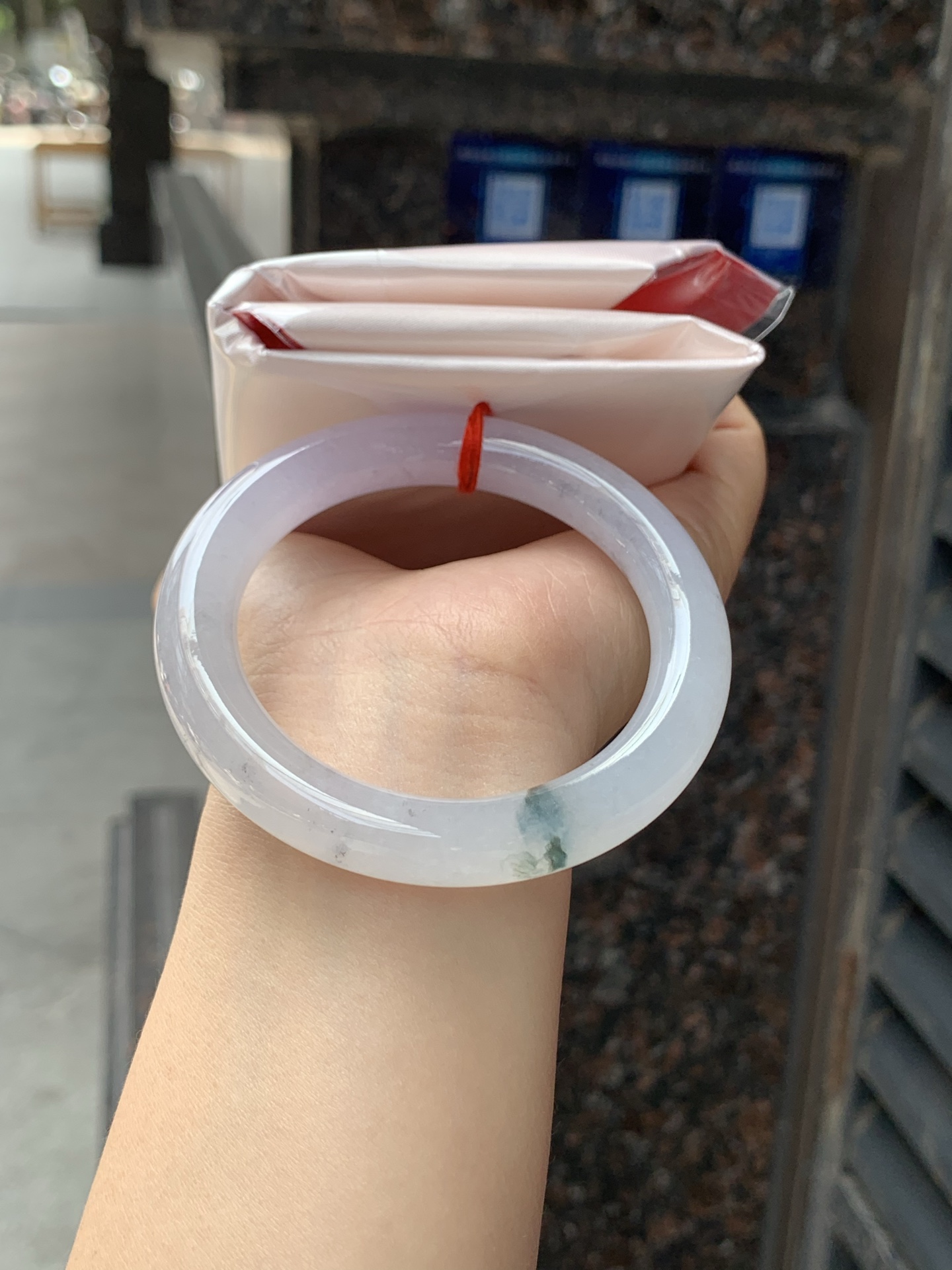 冰紫飘花圆条，54.5-10.7-10.2，0426-118-35，打灯细纹，表皮微扣，底妆冰润清透如初雪，烟紫漫溢若晨曦，翡色灵花随光舞动，似水墨晕染的江南画卷，腕间流转一抹诗意浪漫